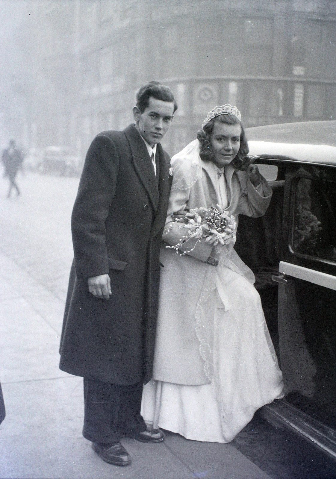 Hungary, Budapest V., Szent István tér a Szent István-bazilika főbejárata előtt, háttérben a Hercegprímás (Wekerle Sándor) utca házsora a Deák Ferenc tér felé nézve., 1947, Hámori Gyula, Budapest, wedding ceremony, entering the car, Fortepan #104760