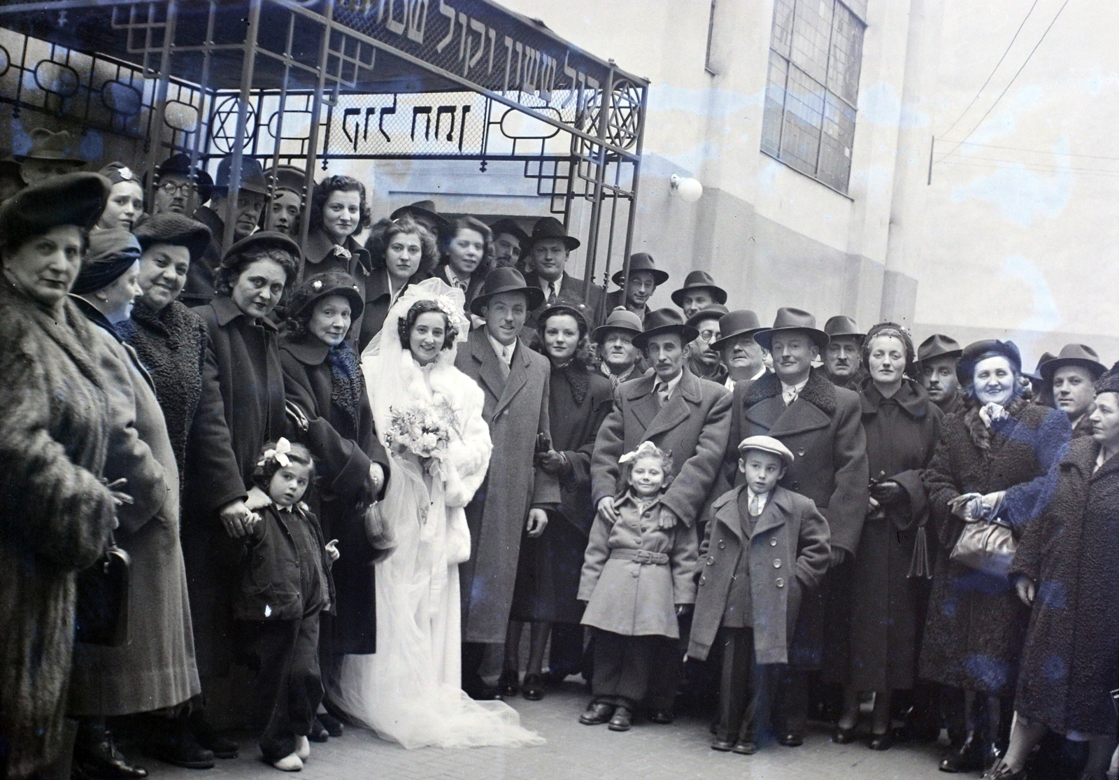 Magyarország, Budapest VII., a Kazinczy utcai orthodox központ udvara, hüpe (menyegzői baldachin) a zsinagógánál., 1947, Hámori Gyula, zsidóság, Budapest, héber írás, hüpe, Dávid csillag, esküvő, Fortepan #104762