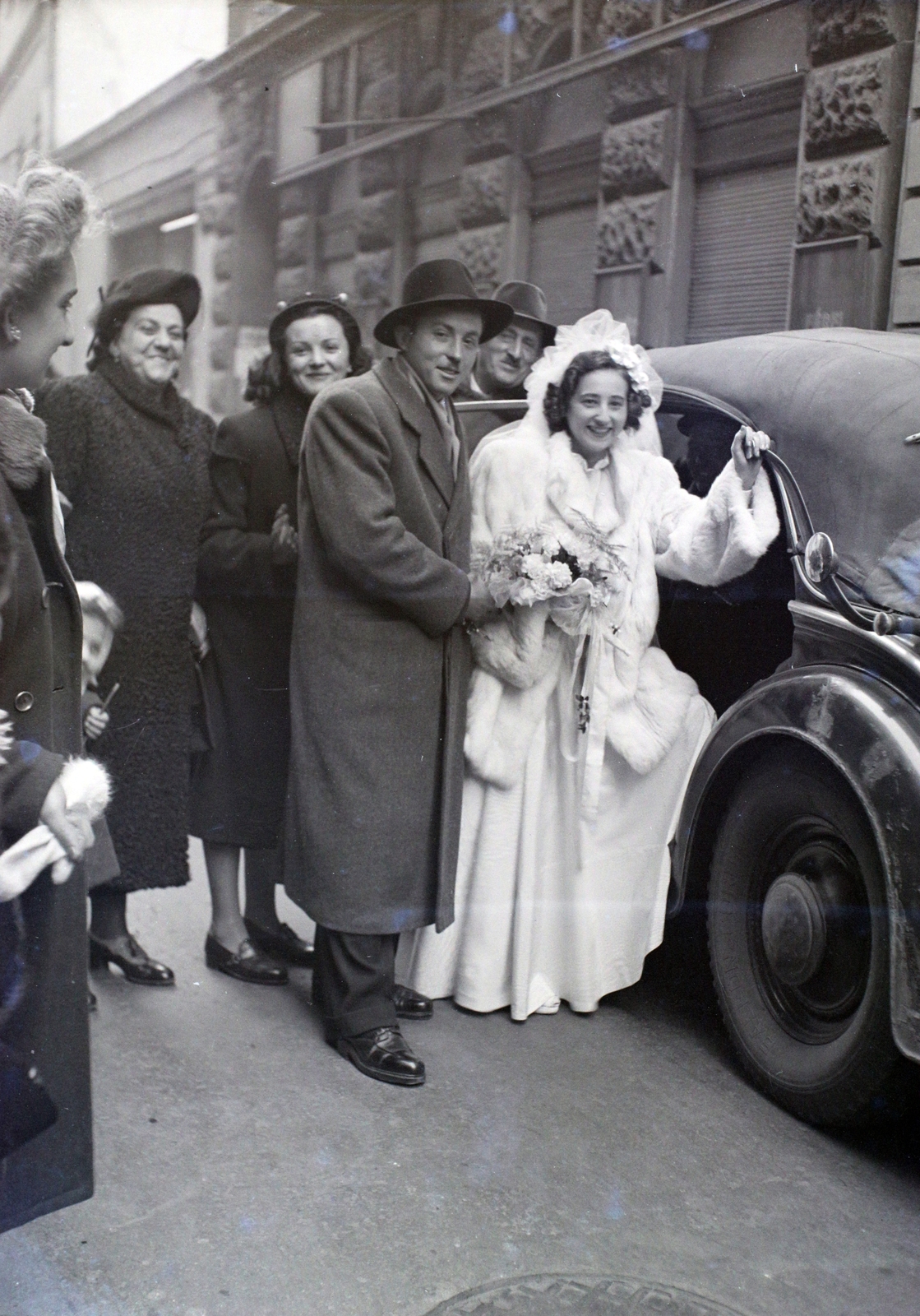 Hungary, Budapest VII., Kazinczy utca a zsinagóga felől a Wesselényi utca felé nézve., 1947, Hámori Gyula, Budapest, wedding ceremony, entering the car, Fortepan #104763