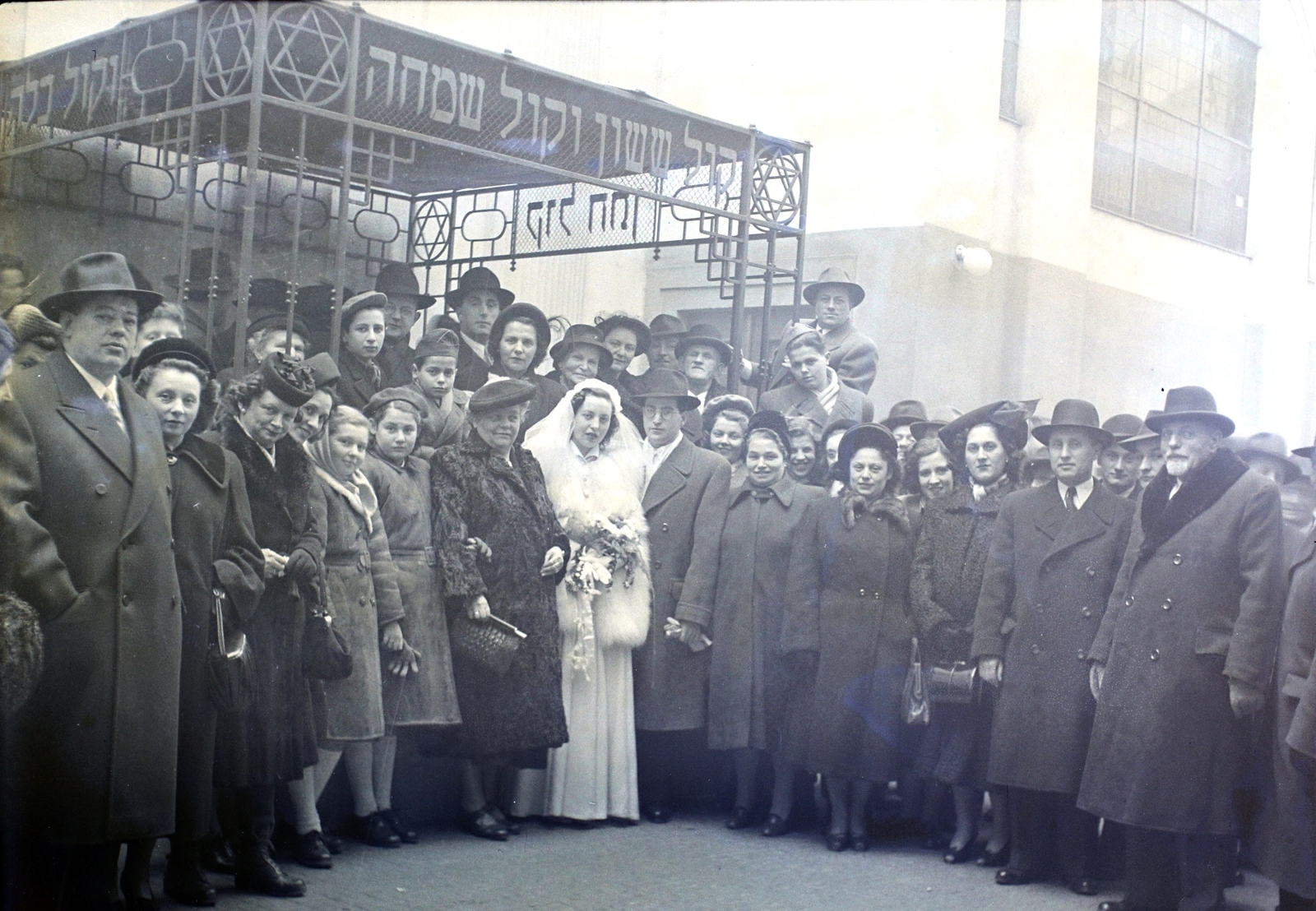 Hungary, Budapest VII., a Kazinczy utcai orthodox központ udvara, hüpe (menyegzői baldachin) a zsinagógánál., 1947, Hámori Gyula, judaism, Budapest, chuppah, wedding ceremony, Fortepan #104764