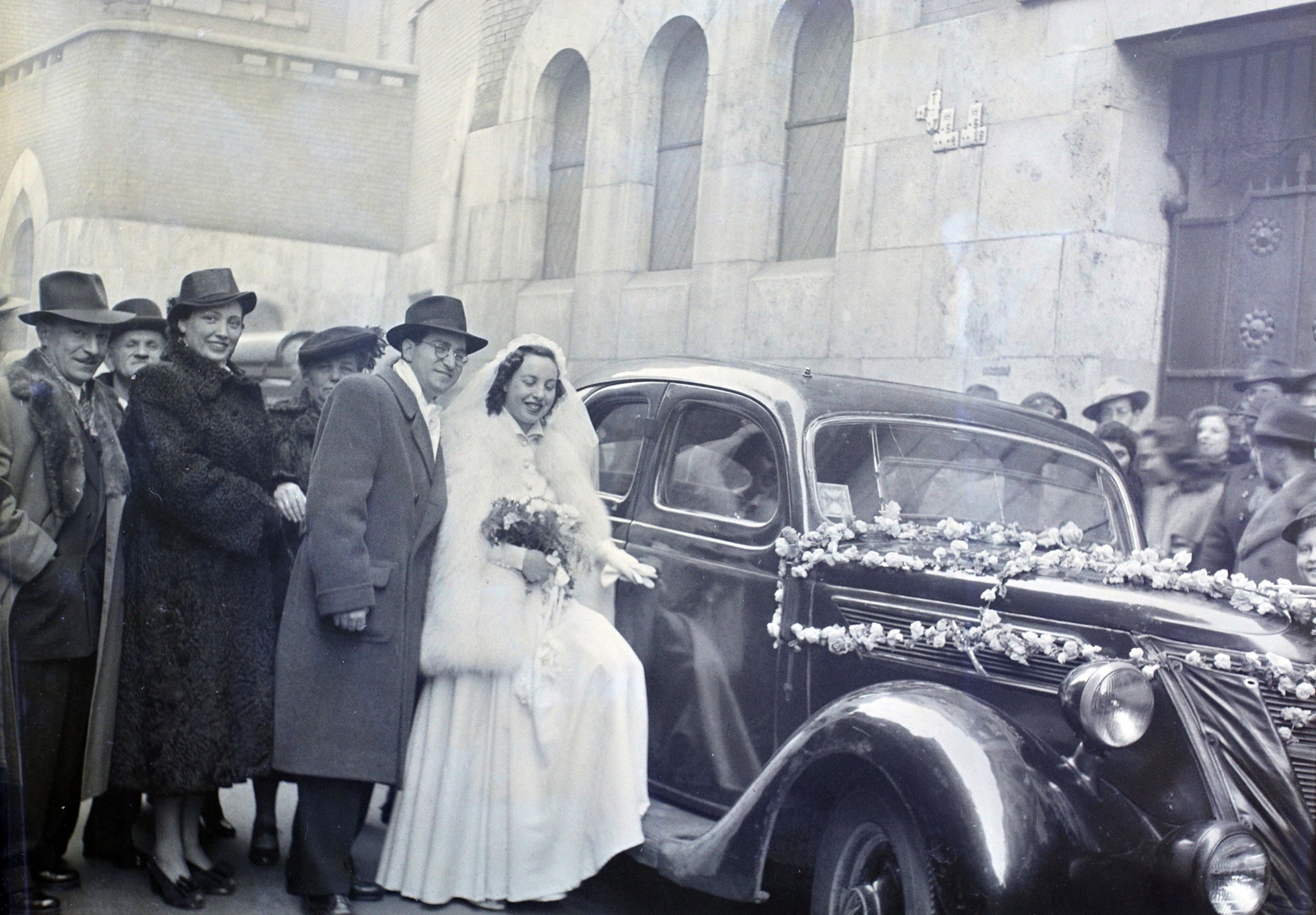 Hungary, Budapest VII., Kazinczy utcai zsinagóga., 1947, Hámori Gyula, Budapest, wedding ceremony, entering the car, Fortepan #104765