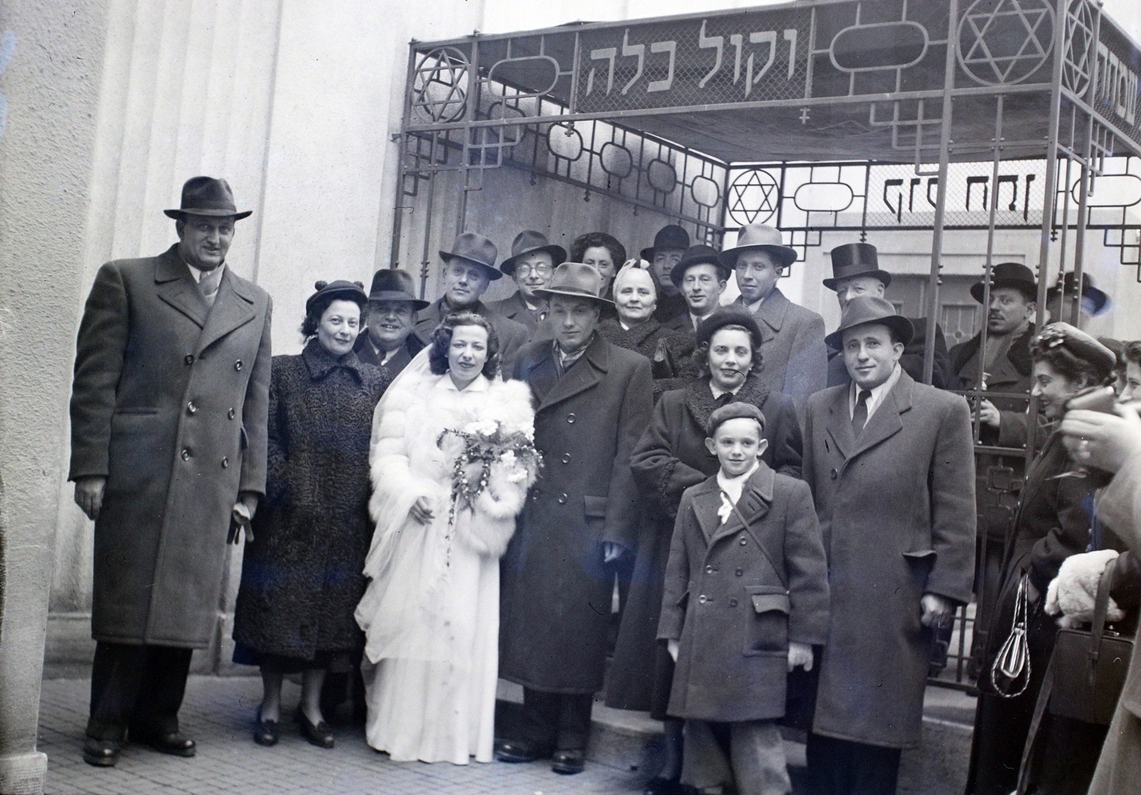 Hungary, Budapest VII., a Kazinczy utcai orthodox központ udvara, hüpe (menyegzői baldachin) a zsinagógánál., 1947, Hámori Gyula, judaism, Budapest, Hebrew script, chuppah, yellow star, wedding ceremony, Fortepan #104766