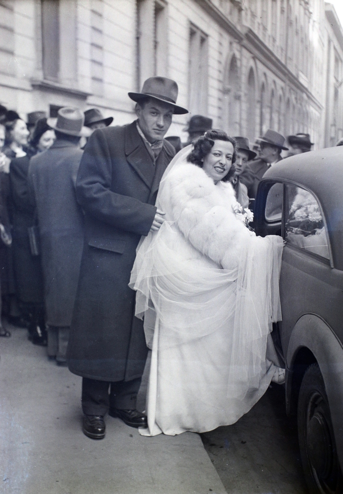 Hungary, Budapest VII., Kazinczy utca a zsinagógától a Wesselényi utca felé nézve., 1947, Hámori Gyula, Budapest, wedding ceremony, entering the car, Fortepan #104767
