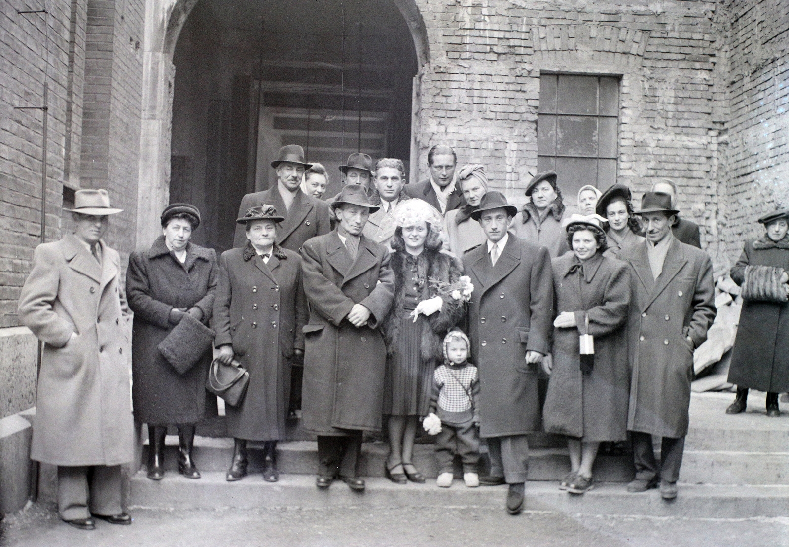 Hungary, Budapest VII., Dohány utca, a felvétel a zsinagóga udvarán készült., 1948, Hámori Gyula, Budapest, bride, groom, wedding ceremony, tableau, Fortepan #104771