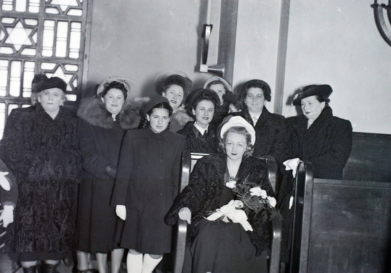 Magyarország, Budapest VII., Dohány utca, Hősök temploma., 1948, Hámori Gyula, Budapest, hölgy, menyasszony, csoportkép, télikabát, Fortepan #104774