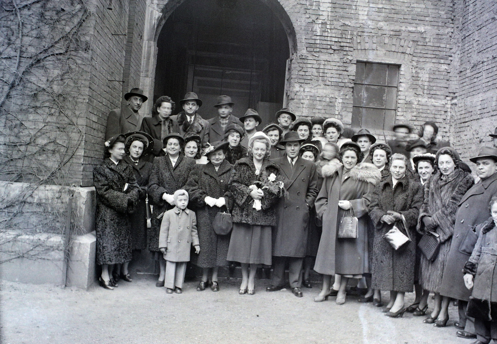 Magyarország, Budapest VII., Dohány utca, a felvétel a zsinagóga udvarán készült., 1948, Hámori Gyula, Budapest, esküvő, csoportkép, Fortepan #104775