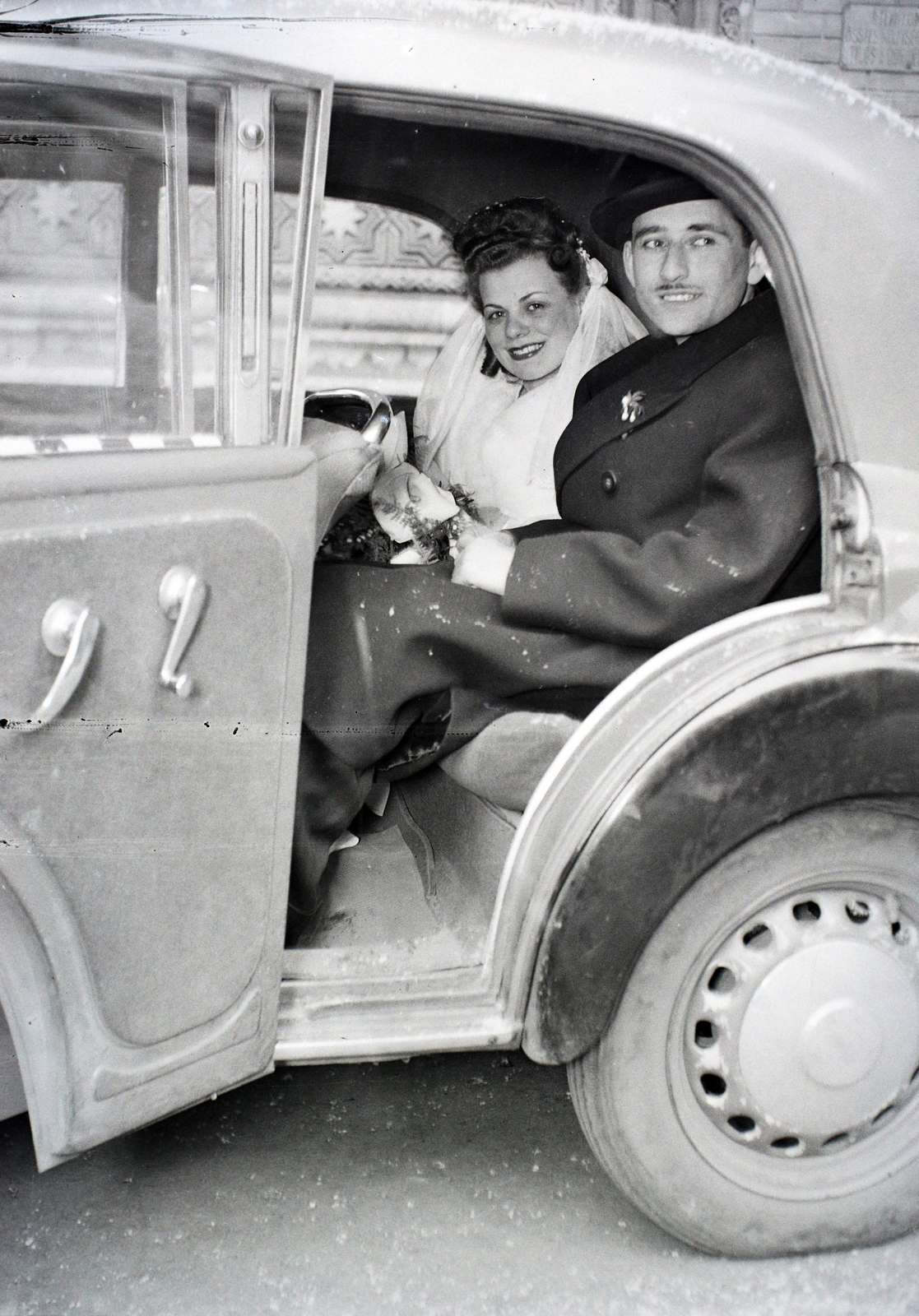 Magyarország, Budapest VII., a felvétel a Dohány utca zsinagóga bejárata előtt készült., 1948, Hámori Gyula, Budapest, menyasszony, automobil, vőlegény, Renault Juvaquatre, Fortepan #104777