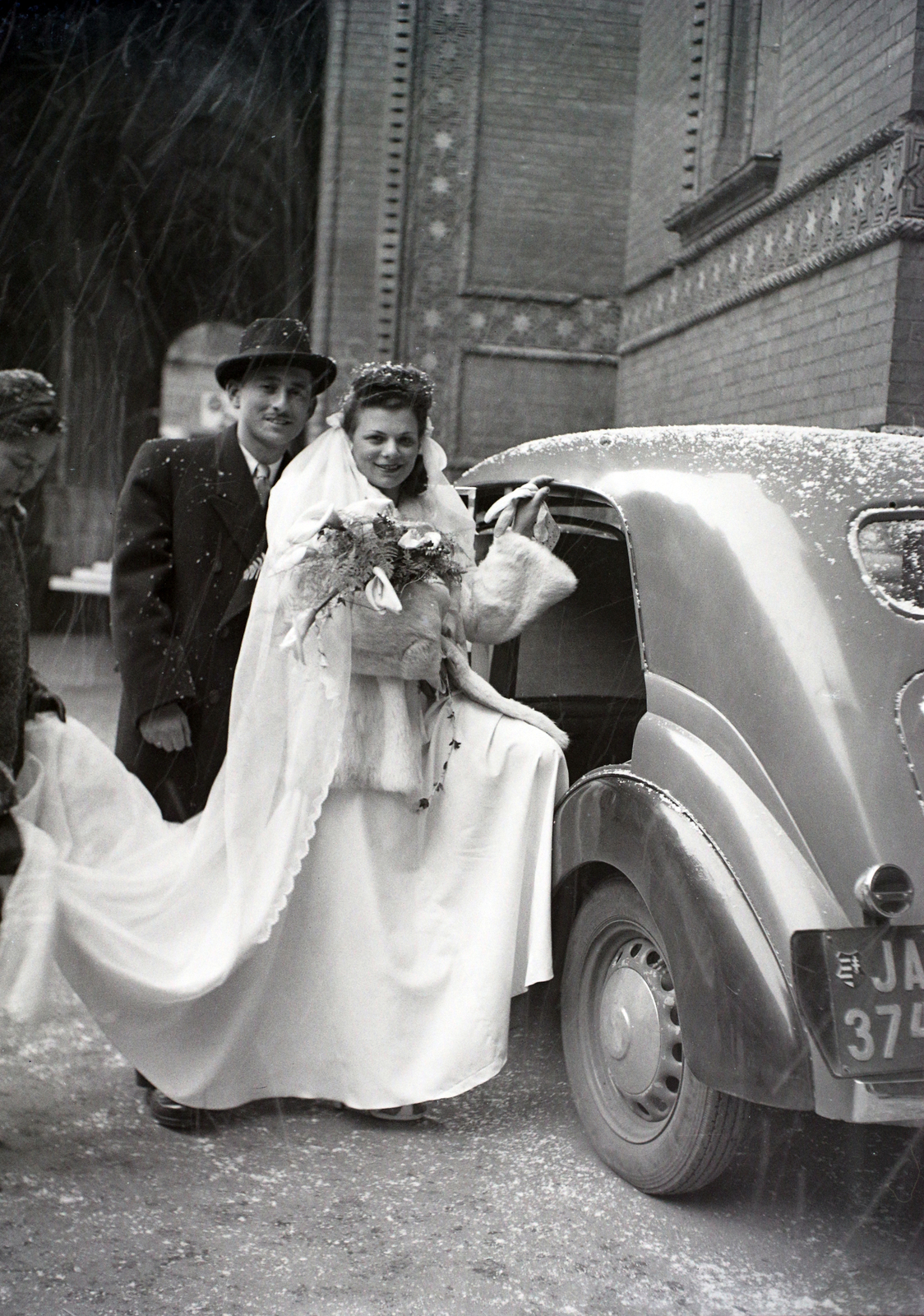 Magyarország, Budapest VII., a felvétel a Dohány utca zsinagóga bejárata előtt készült., 1948, Hámori Gyula, taxi, címer, virágcsokor, Renault Juvaquatre, rendszám, Kossuth címer, Budapest, autóba szállás, Fortepan #104779