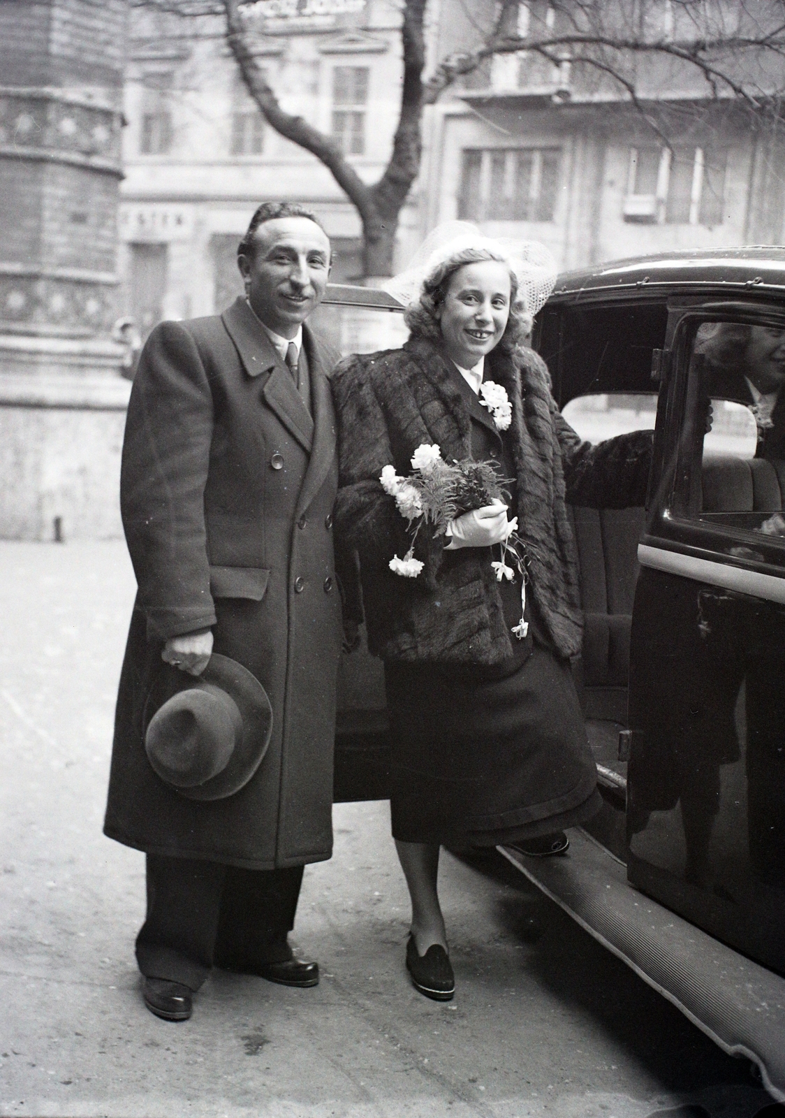 Magyarország, Budapest VII., Dohány utca, a felvétel a zsinagóga előtt készült., 1948, Hámori Gyula, Budapest, autóba szállás, menyasszony, vőlegény, Fortepan #104782