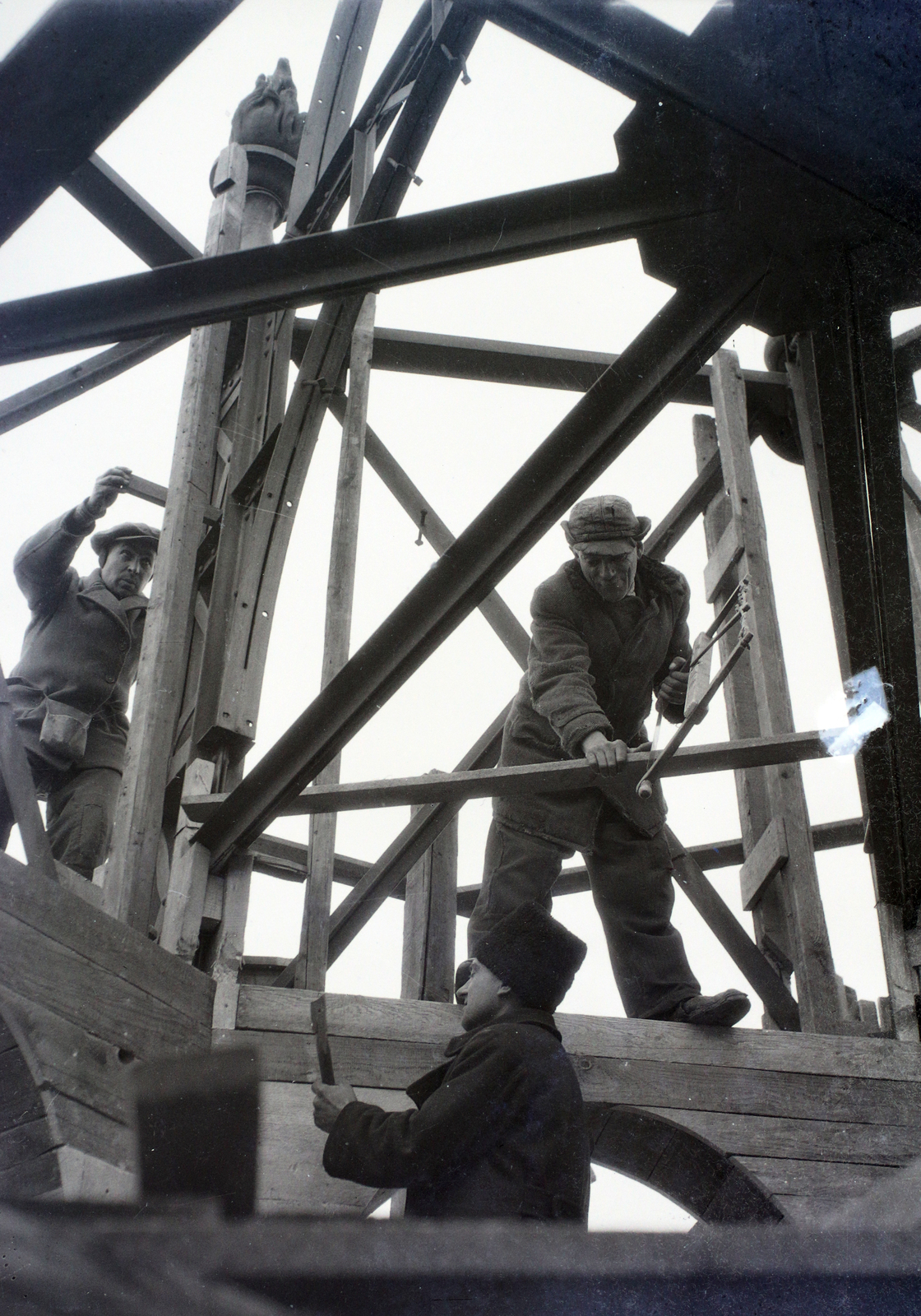 Hungary, Budapest V., Szent István tér, a Szent István-bazilika kupolájának helyreállítása., 1947, Hámori Gyula, Budapest, worker, saw, Fortepan #104789