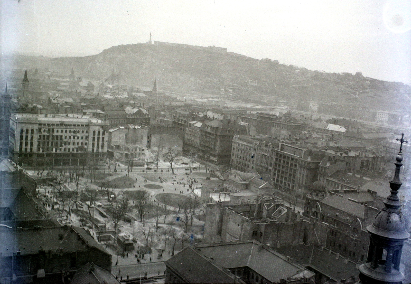 Magyarország, Budapest V., kilátás a Bazilika kupolájából az Erzsébet (Sztálin) tér és a Gellért-hegy felé., 1947, Hámori Gyula, látkép, Budapest, Fortepan #104792