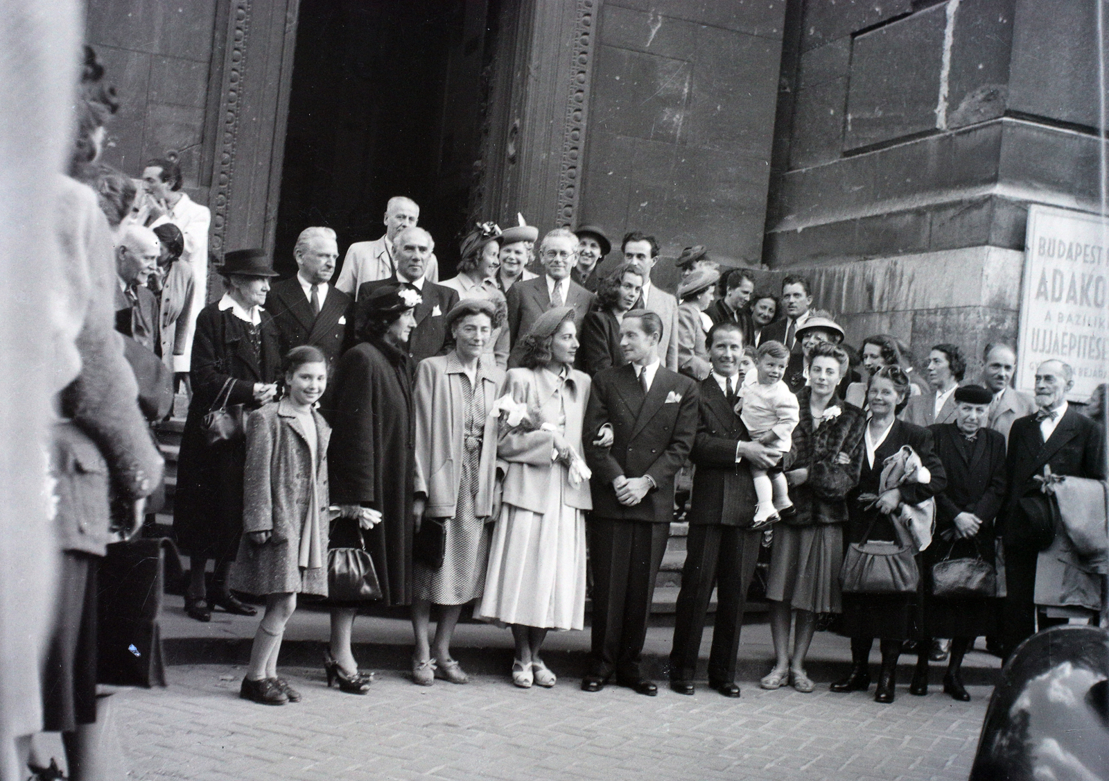 Hungary, Budapest V., Szent István tér, a Szent István-bazilika oldalbejárata., 1947, Hámori Gyula, Budapest, wedding ceremony, tableau, Fortepan #104795