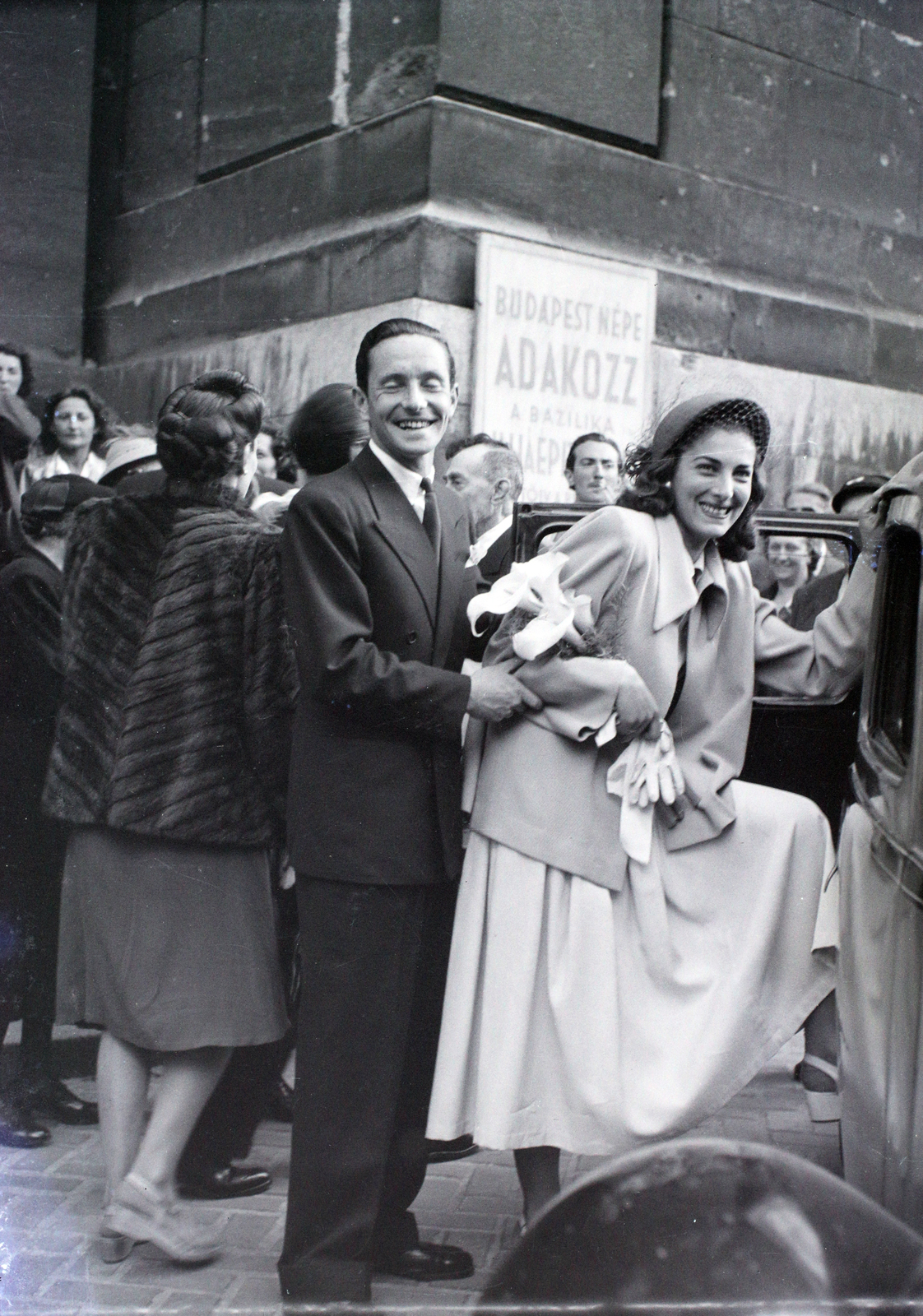 Hungary, Budapest V., Szent István tér, a Szent István-bazilika oldalbejárata., 1947, Hámori Gyula, Budapest, wedding ceremony, entering the car, Fortepan #104796