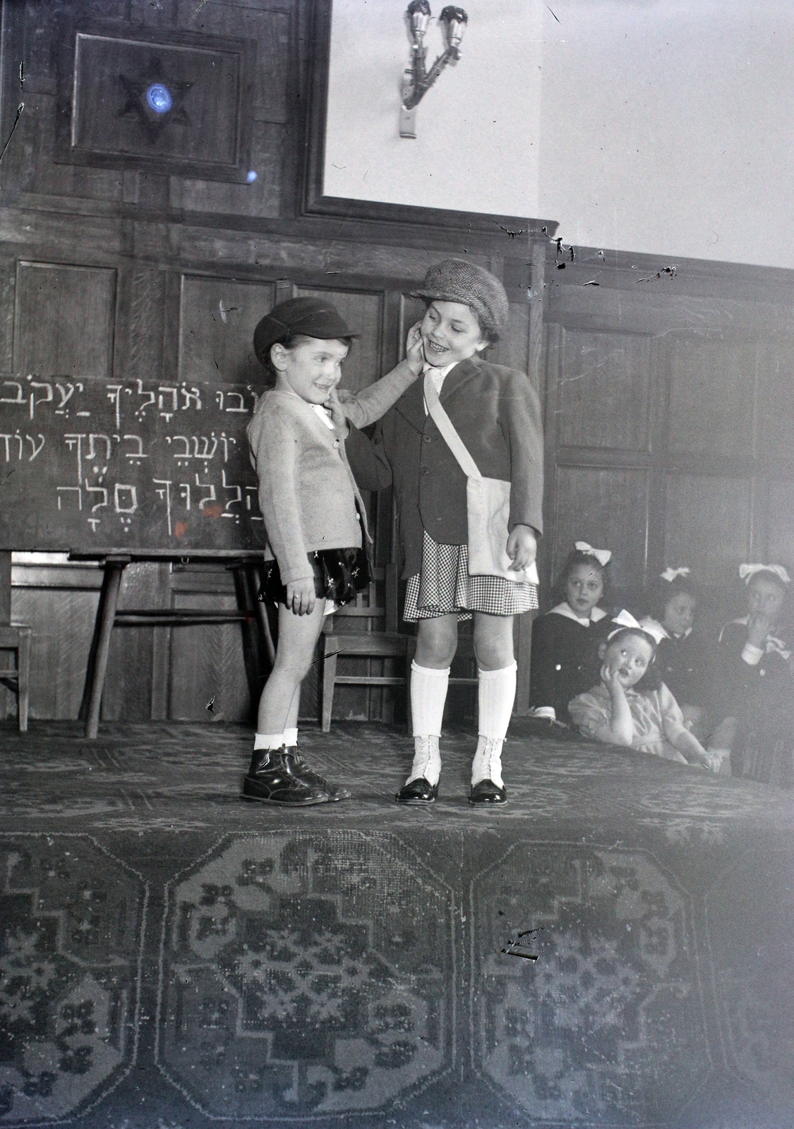 Hungary, Budapest VII., Kazinczy utcai orthodox központ, díszterem., 1946, Hámori Gyula, judaism, Budapest, Hebrew script, yellow star, kids, winners' podium, Fortepan #104797