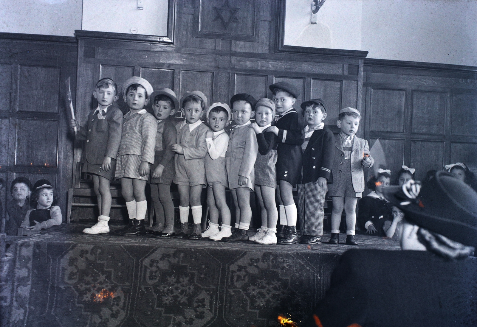 Magyarország, Budapest VII., Kazinczy utcai orthodox központ, díszterem., 1946, Hámori Gyula, zsidóság, Budapest, Dávid csillag, gyerekek, pódium, Fortepan #104805