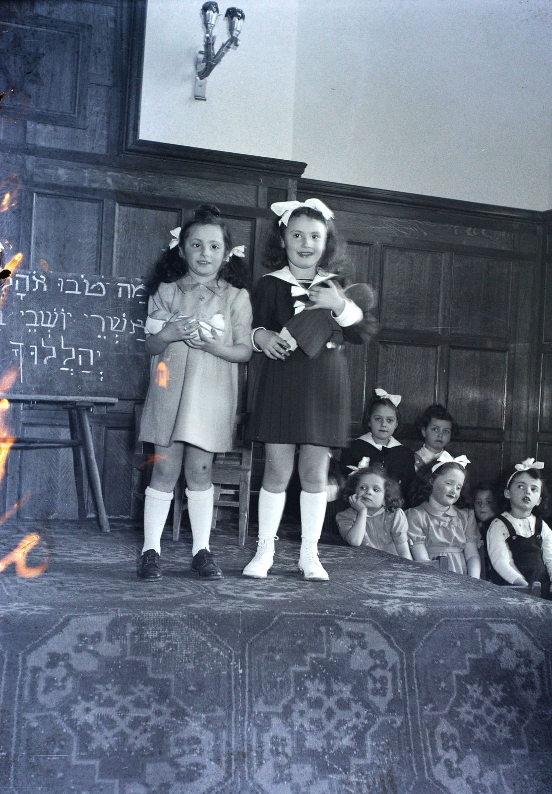 Hungary, Budapest VII., Kazinczy utcai orthodox központ, díszterem., 1946, Hámori Gyula, judaism, Budapest, Hebrew script, yellow star, girl, toy doll, winners' podium, Fortepan #104806