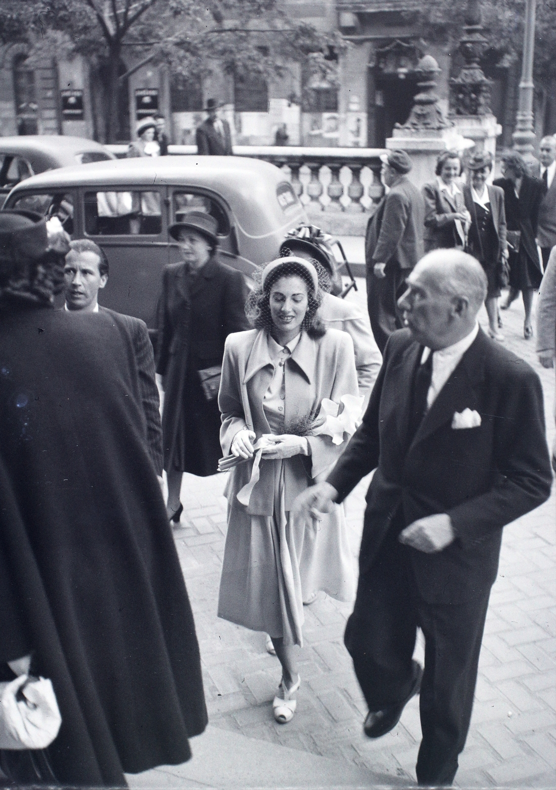 Hungary, Budapest V., Szent István tér a Szent István-bazilika egyik északi oldalbejárta előtt., 1947, Hámori Gyula, Budapest, lady, gentleman, Fortepan #104807