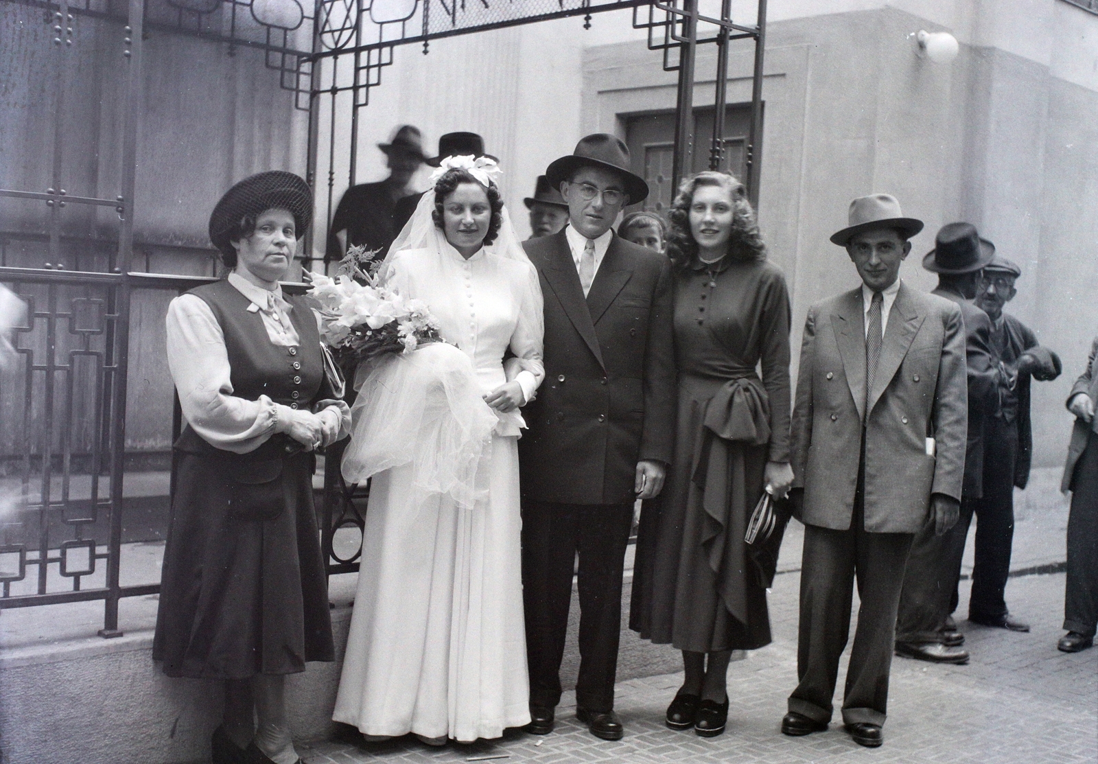 Hungary, Budapest VII., a Kazinczy utcai orthodox központ udvara, hüpe (menyegzői baldachin) a zsinagógánál., 1947, Hámori Gyula, judaism, Budapest, chuppah, wedding ceremony, Fortepan #104809