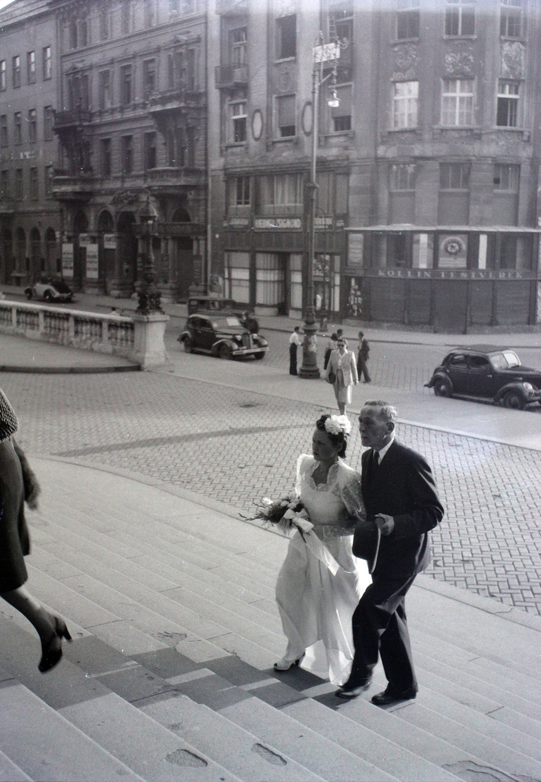 Hungary, Budapest V., Szent István tér, a felvétel a Szent István-bazilika főbejárata előtt készült, Szemben a Hercegprímás (Wekerle Sándor) utca sarkán álló ház., 1947, Hámori Gyula, Budapest, wedding ceremony, Fortepan #104810