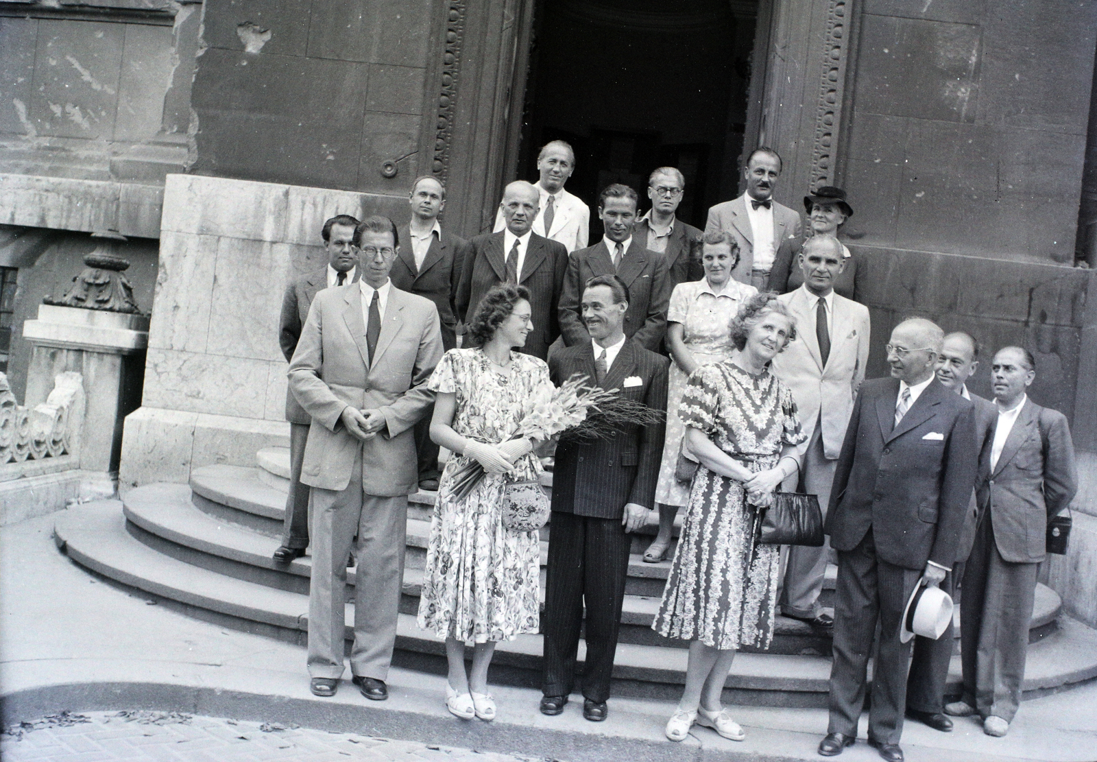 Hungary, Budapest V., Szent István tér, a Szent István-bazilika egyik északi oldalbejárata., 1947, Hámori Gyula, Budapest, wedding ceremony, Fortepan #104816