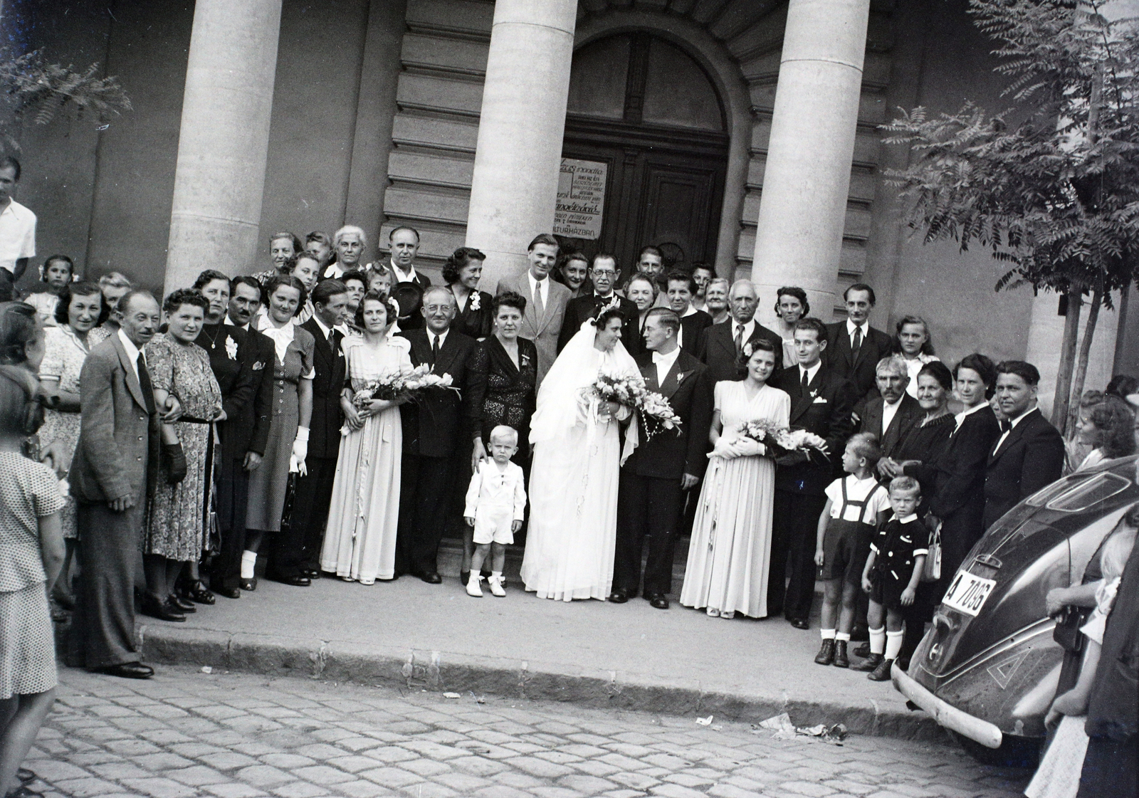 Hungary, Budapest IV., Szent István tér, református templom., 1946, Hámori Gyula, wedding ceremony, family, Italian brand, bride, groom, automobile, Budapest, Fortepan #104817