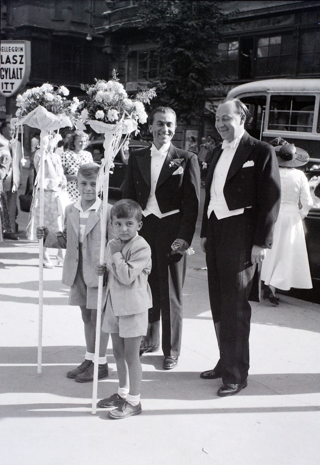 Hungary, Budapest V., Ferenciek tere, a felvétel a Belvárosi Ferences templom előtt készült., 1947, Hámori Gyula, Budapest, ice cream, gentleman, kid, bouquet, white tie, Fortepan #104819