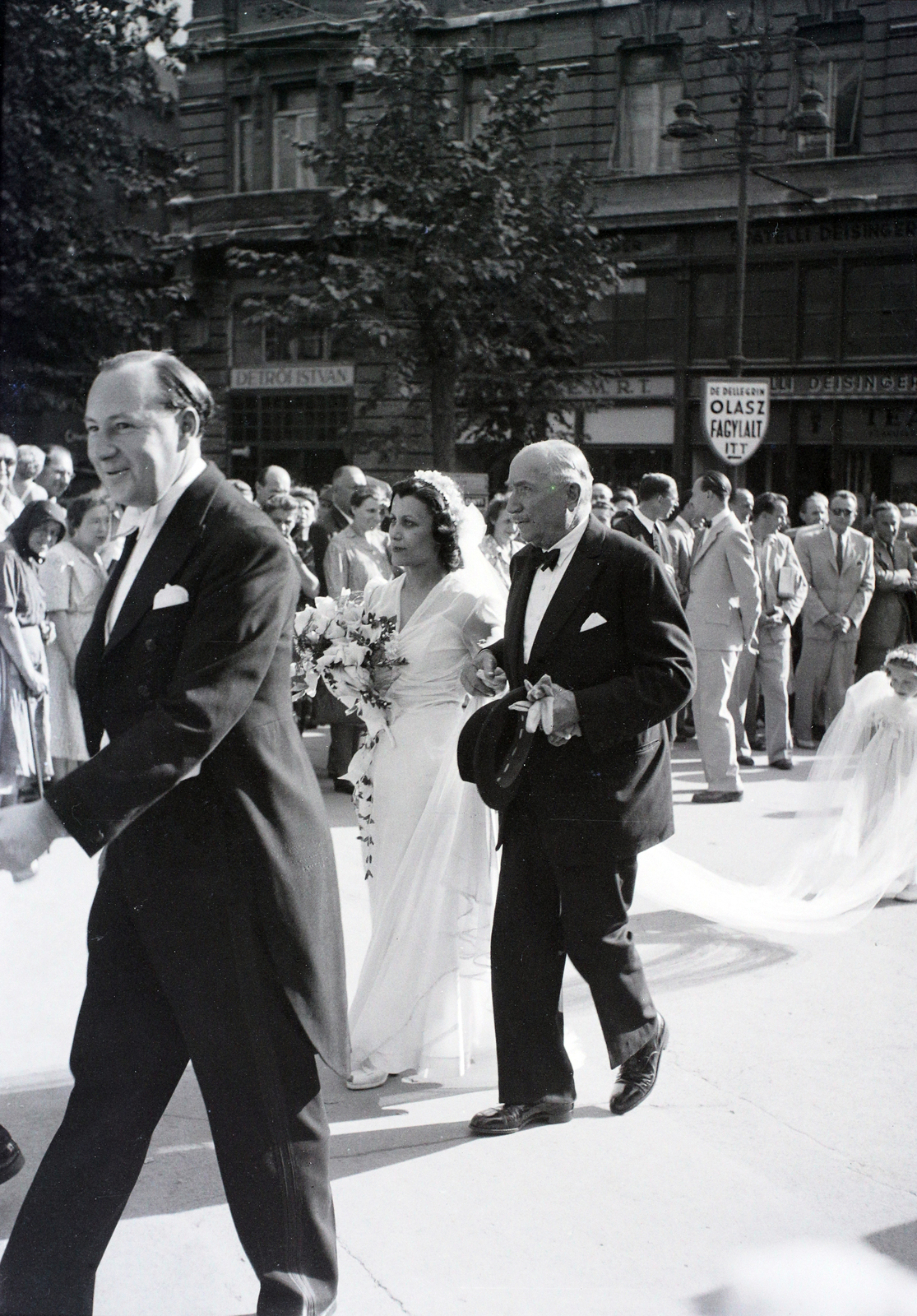 Hungary, Budapest V., Ferenciek tere, a felvétel a Belvárosi Ferences templom előtt készült., 1947, Hámori Gyula, Budapest, wedding ceremony, ice cream, gentleman, bride, bow tie, Fortepan #104822
