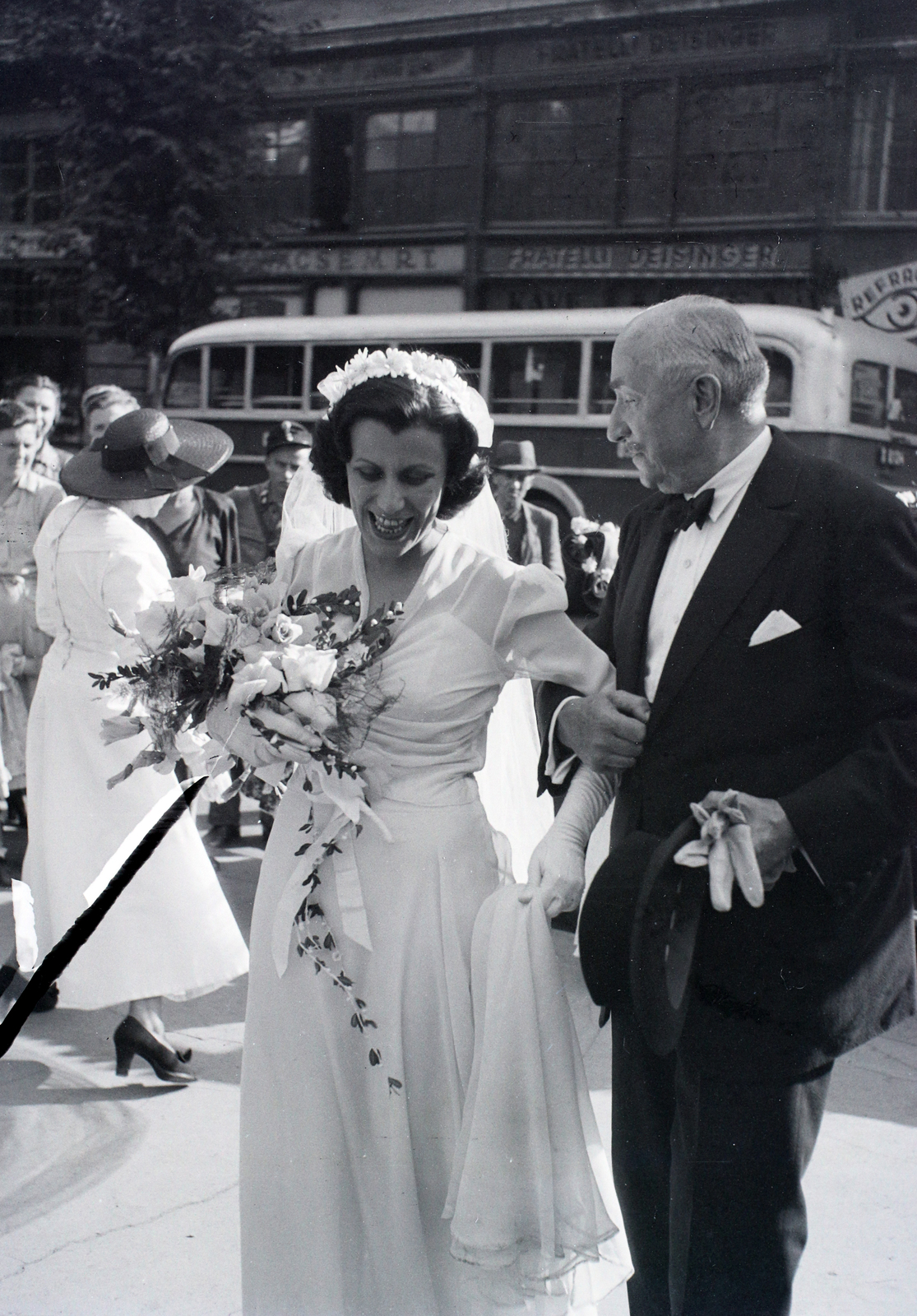 Hungary, Budapest V., Ferenciek tere, a felvétel a Belvárosi Ferences templom előtt készült., 1947, Hámori Gyula, Budapest, wedding ceremony, bride, Fortepan #104824