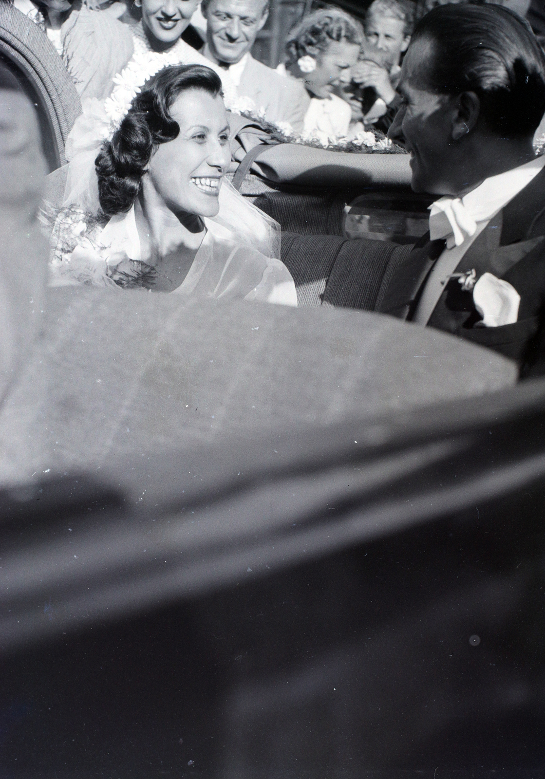 Hungary, Budapest V., Ferenciek tere, a felvétel a Belvárosi Ferences templom előtt készült., 1947, Hámori Gyula, Budapest, wedding ceremony, smile, automobile, Fortepan #104825