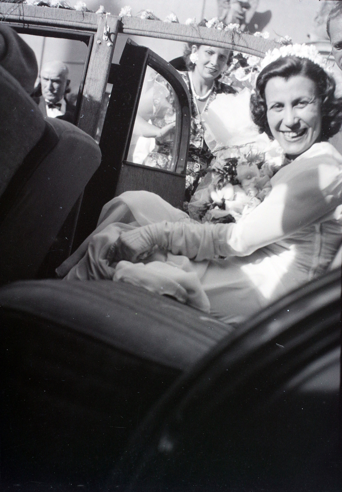 Hungary, Budapest V., Ferenciek tere, a felvétel a Belvárosi Ferences templom előtt készült., 1947, Hámori Gyula, Budapest, wedding ceremony, bride, automobile, Fortepan #104827