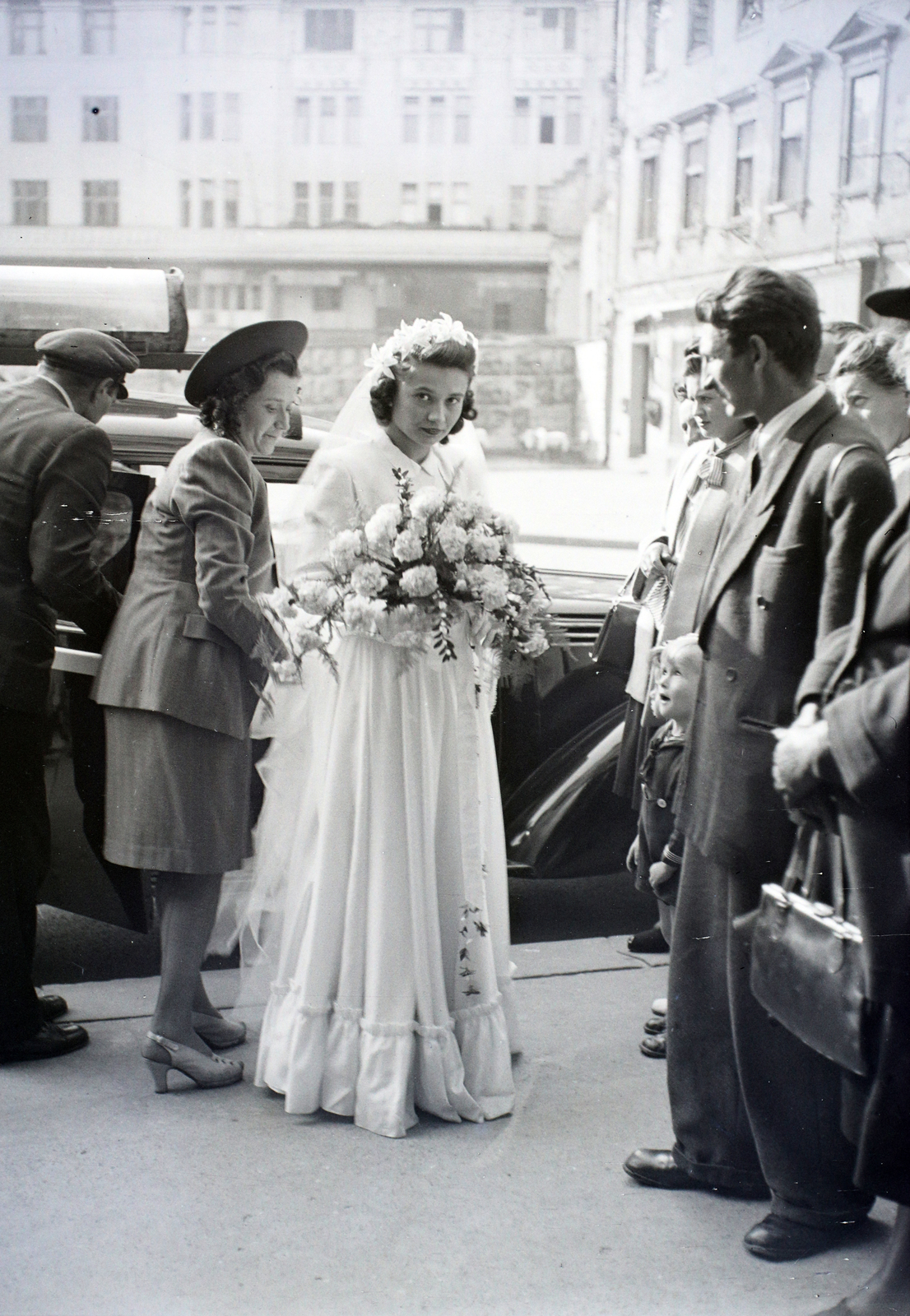 Magyarország, Budapest V., Szervita tér, a felvétel a Belvárosi Szent Anna-templom (szervita templom) előtt készült, háttérben a Fehér Hajó utca., 1947, Hámori Gyula, Budapest, esküvő, menyasszony, Fortepan #104828