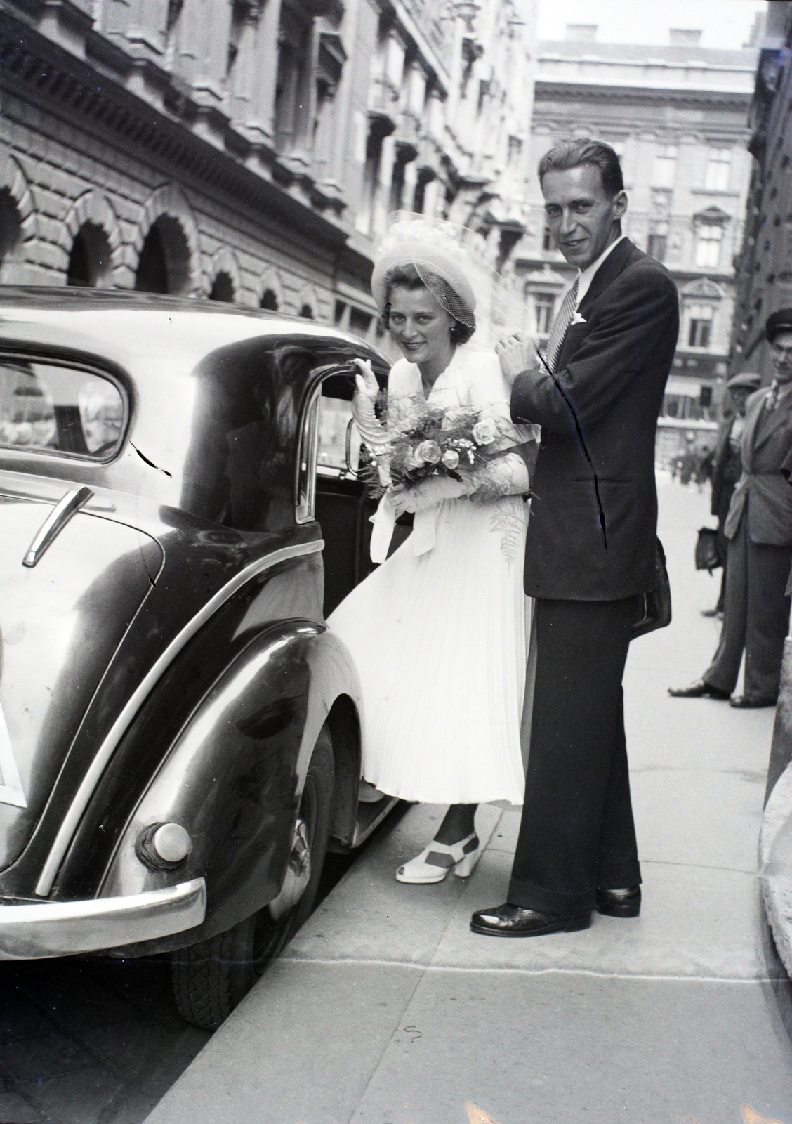 Hungary, Budapest V., Piarista utca a Március 15. tér felől a Váci utca felé nézve, a felvétel a Piarista kápolnához vezető bejárat előtt készült., 1947, Hámori Gyula, Budapest, wedding ceremony, entering the car, Fortepan #104834