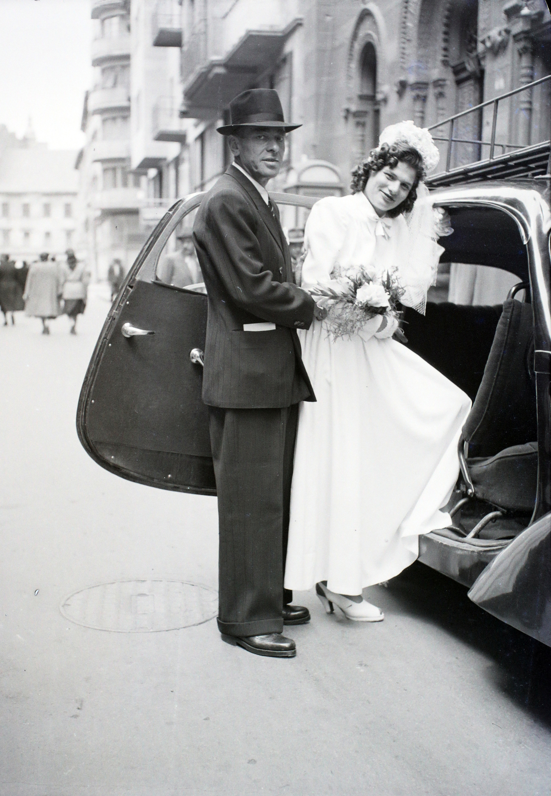 Hungary, Budapest VII., Rumbach Sebestyén utca a kis zsinagógától a Király utca felé nézve., 1947, Hámori Gyula, Budapest, wedding ceremony, entering the car, Fortepan #104835