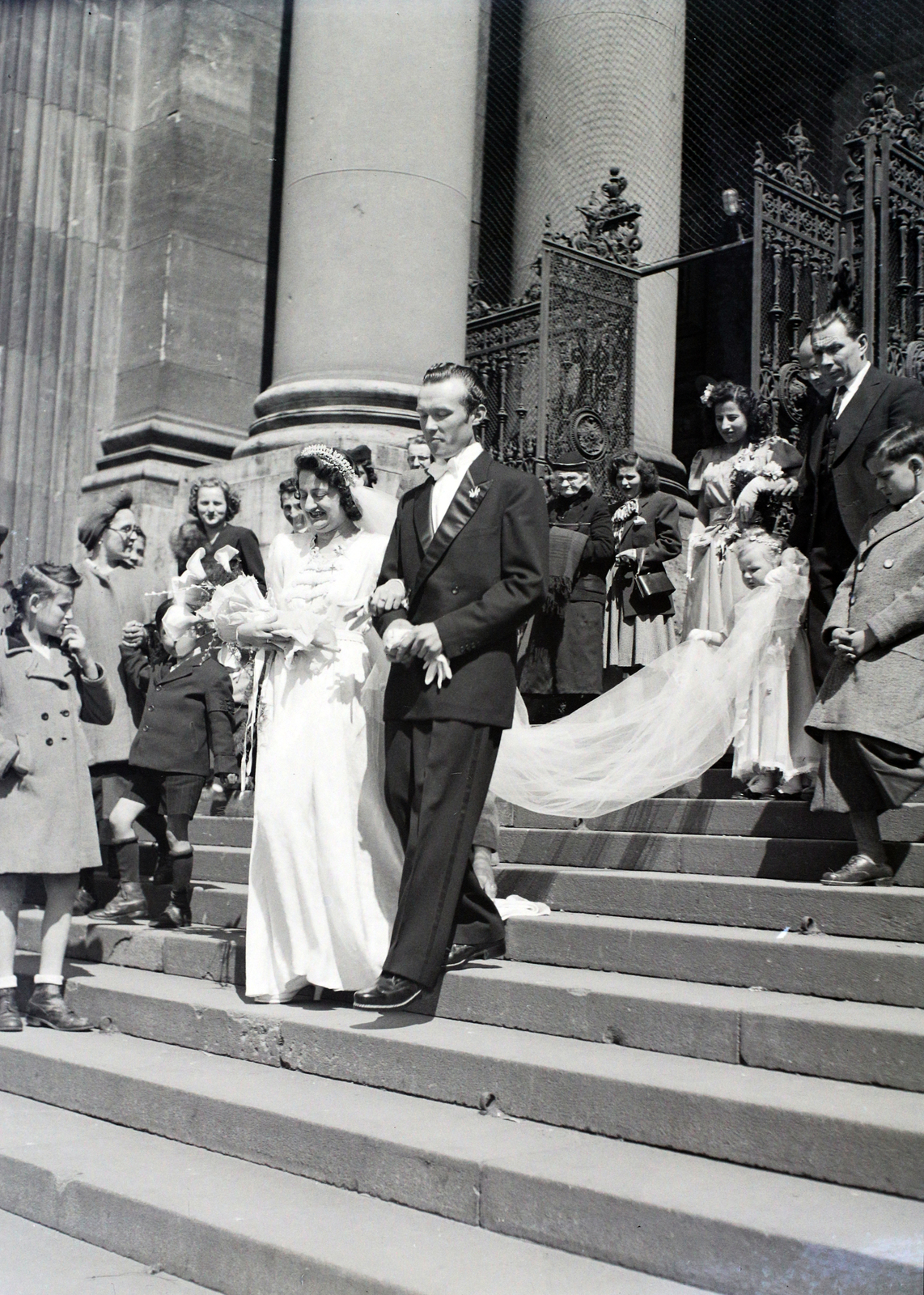 Hungary, Budapest V., Szent István tér, a felvétel a Szent István-bazilika főbejárata előtt készült., 1948, Hámori Gyula, Budapest, bridesmaid, wedding ceremony, Fortepan #104855