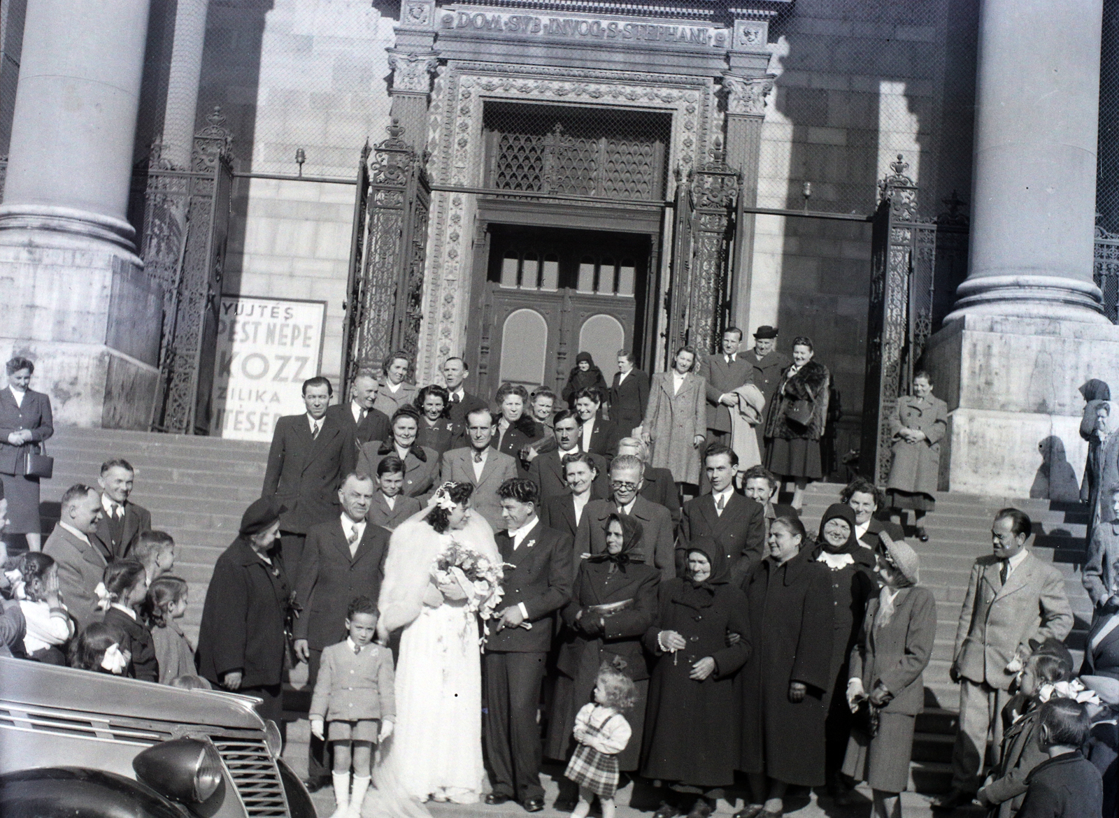 Hungary, Budapest V., Szent István tér, a Szent István-bazilika főbejárata., 1948, Hámori Gyula, Budapest, wedding ceremony, tableau, Fortepan #104858