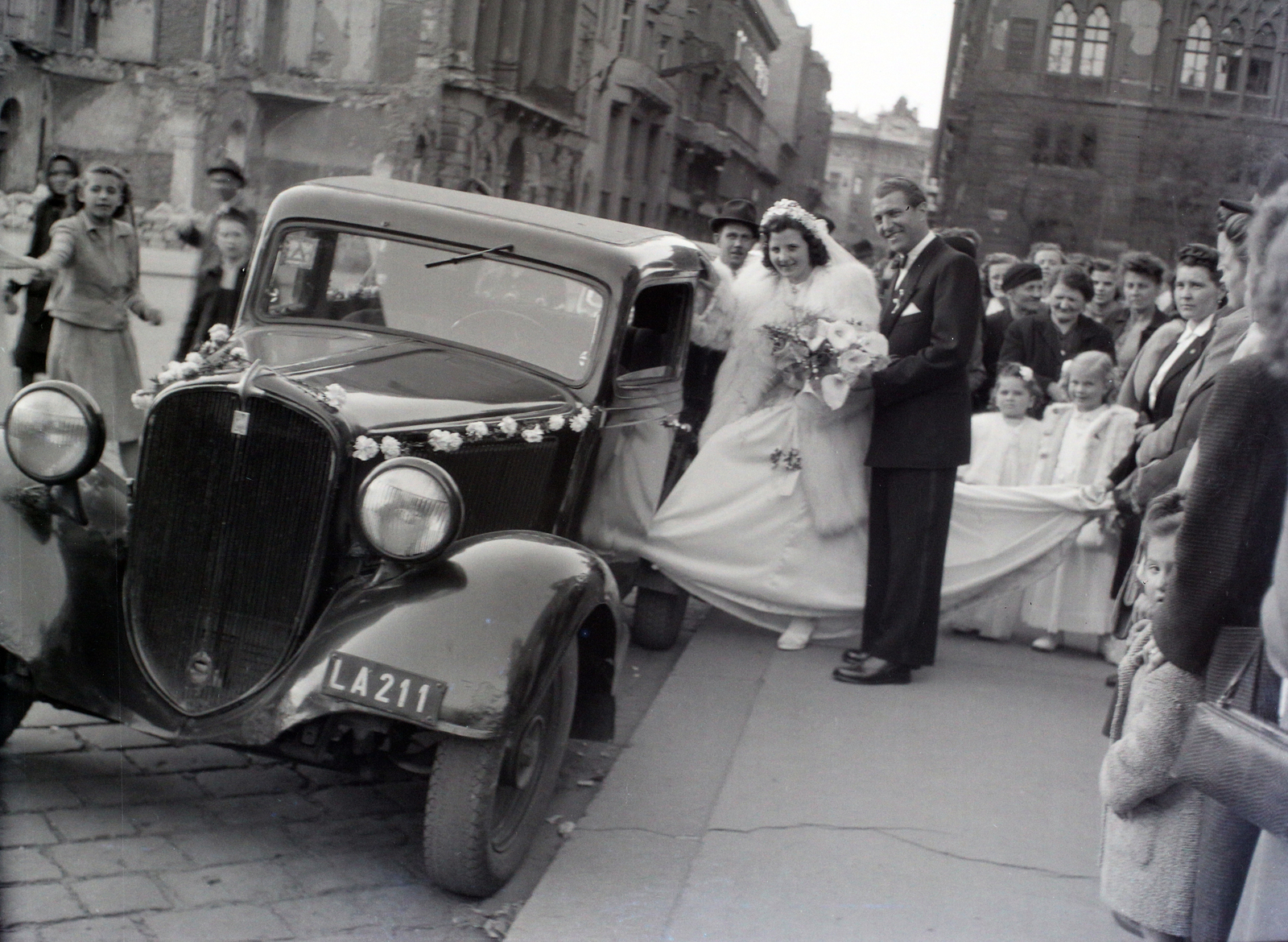 Hungary, Budapest V., Szent István tér a Szent István-bazilika főbejárata előtt, szemben a Hercegprímás (Wekerle Sándor) utca a Szabadság tér felé nézve., 1948, Hámori Gyula, number plate, Budapest, entering the car, bride, groom, Fortepan #104864