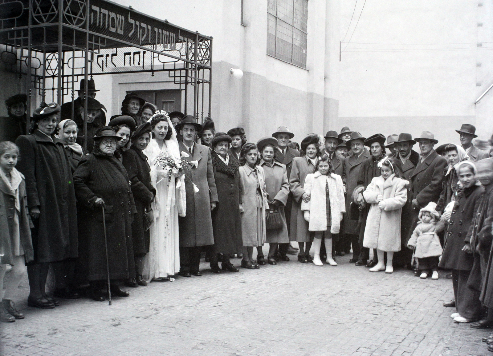 Hungary, Budapest VII., a Kazinczy utcai orthodox központ udvara, hüpe (menyegzői baldachin) a zsinagógánál., 1948, Hámori Gyula, judaism, Budapest, Hebrew script, chuppah, yellow star, Fortepan #104868