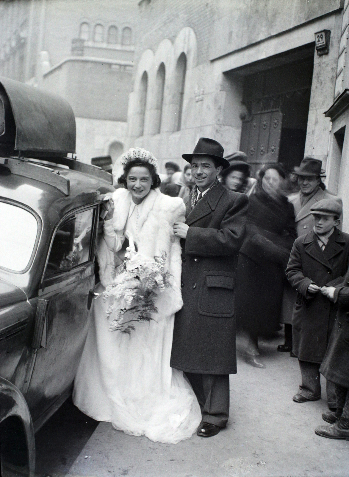 Hungary, Budapest VII., Kazinczy utca, háttérben a zsinagóga., 1948, Hámori Gyula, Budapest, entering the car, bride, groom, Fortepan #104870