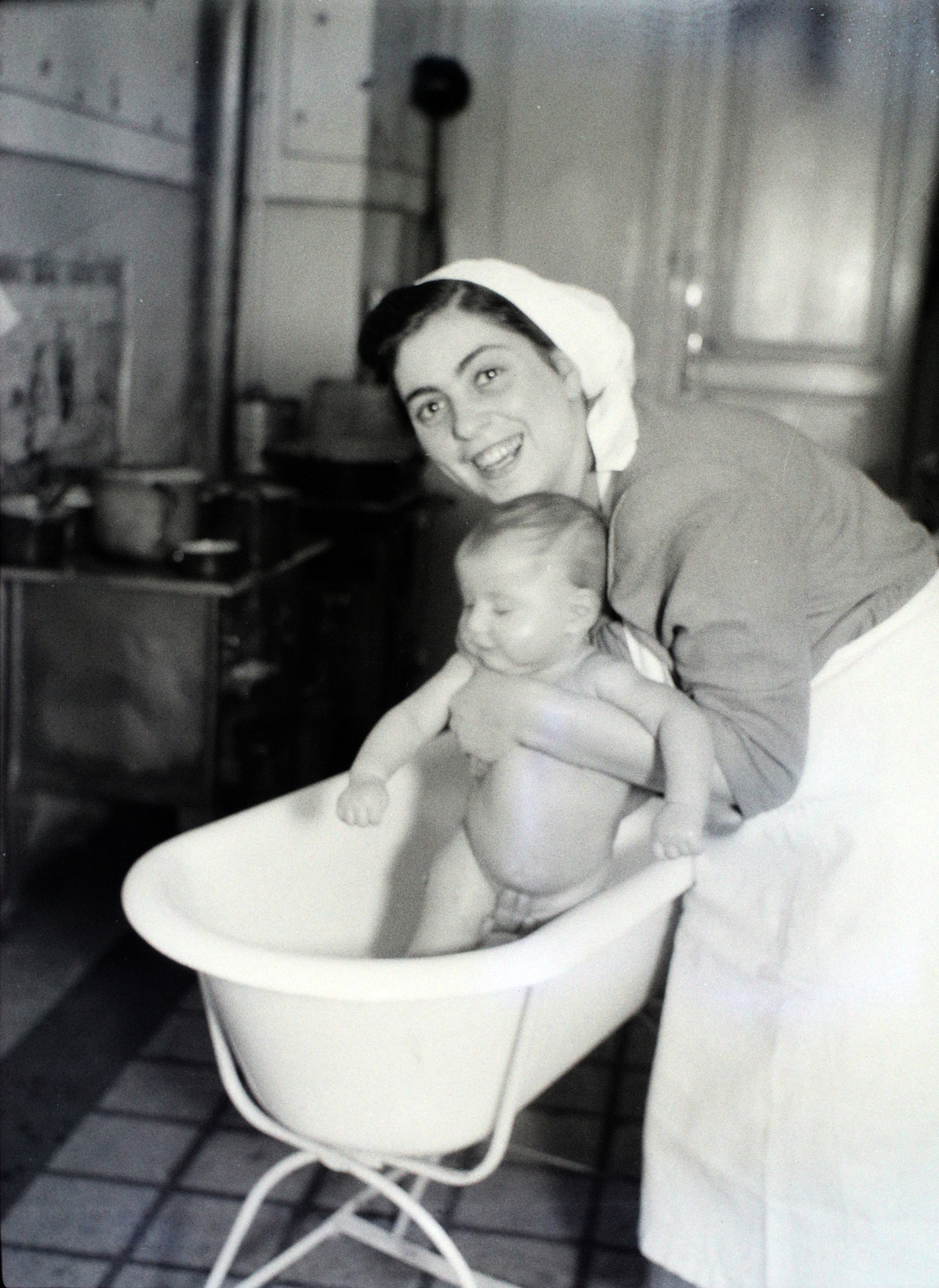 Hungary, 1946, Hámori Gyula, nude photo, Budapest, toddler bathing, genitalia, Fortepan #104871