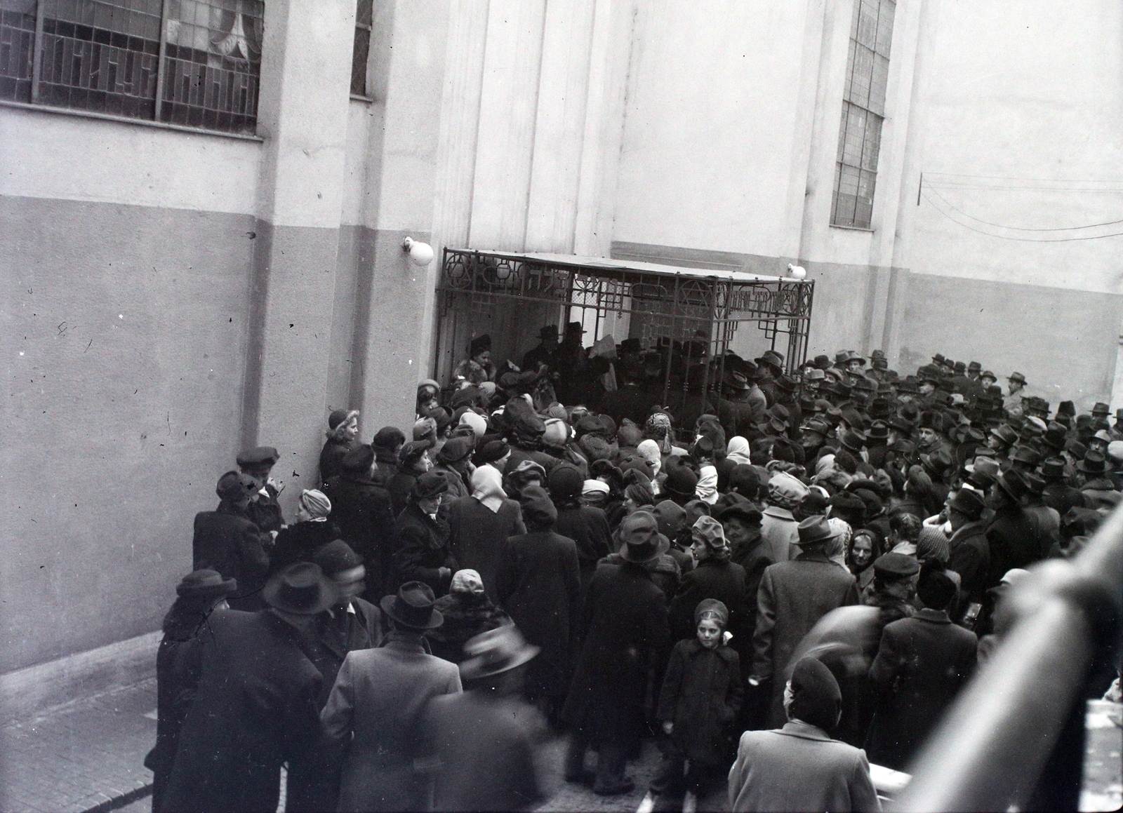 Hungary, Budapest VII., a Kazinczy utcai orthodox központ udvara, hüpe (menyegzői baldachin) a zsinagógánál., 1948, Hámori Gyula, judaism, Budapest, chuppah, mass, Fortepan #104873