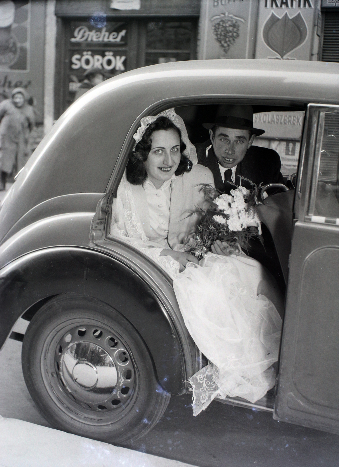 Hungary, Budapest VII., Dob utca, háttérben a 34. számú ház., 1948, Hámori Gyula, Budapest, bride, automobile, groom, Fortepan #104875