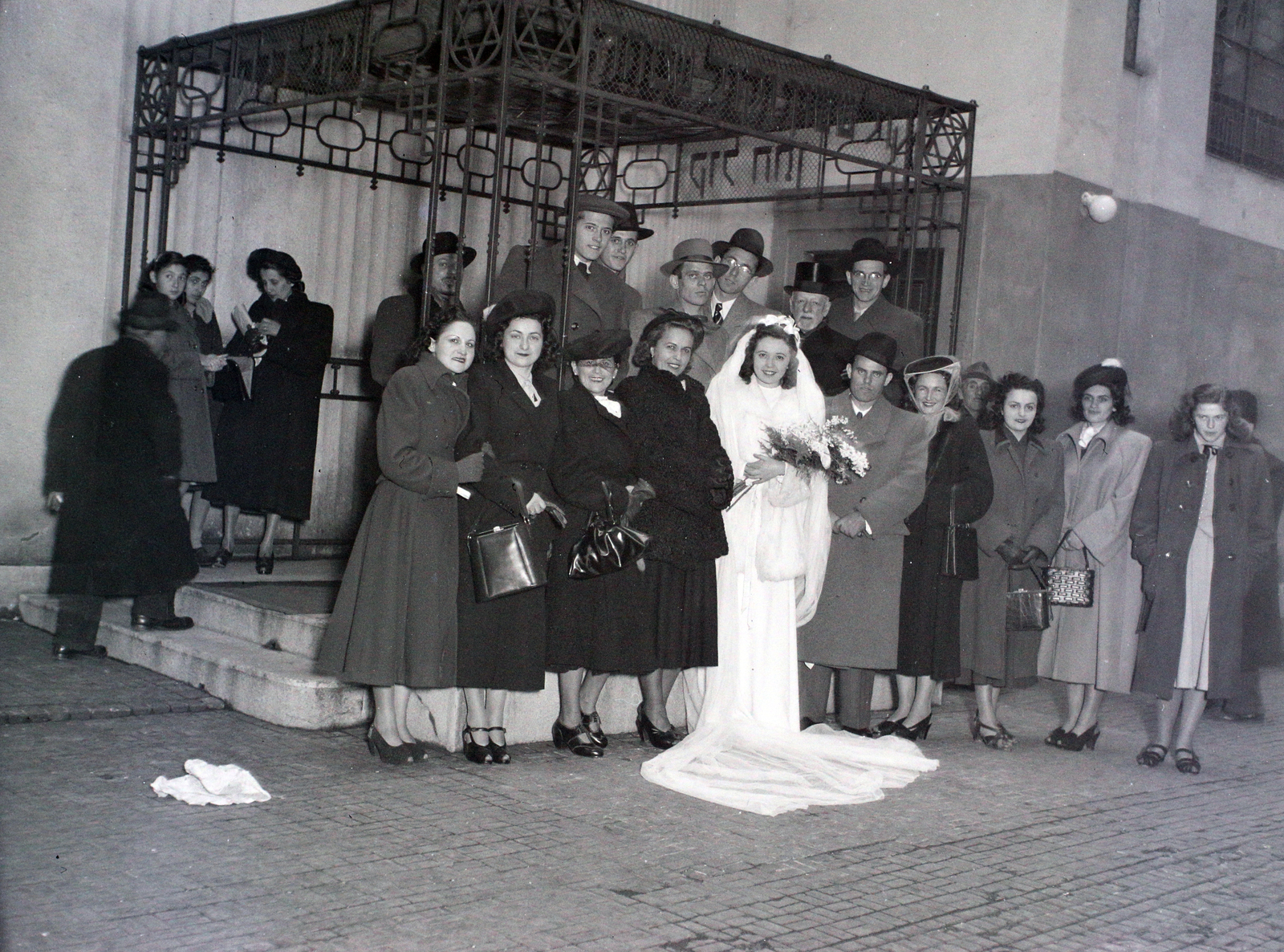 Hungary, Budapest VII., a Kazinczy utcai orthodox központ udvara, hüpe (menyegzői baldachin) a zsinagógánál., 1948, Hámori Gyula, judaism, Budapest, chuppah, Fortepan #104884