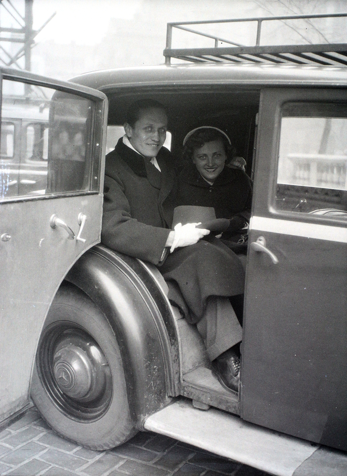 Hungary, Budapest V., Szent István tér a Szent István-bazilika egyik északi oldalbejárata előtt., 1948, Hámori Gyula, Budapest, lady, gentleman, automobile, man and woman, Fortepan #104885