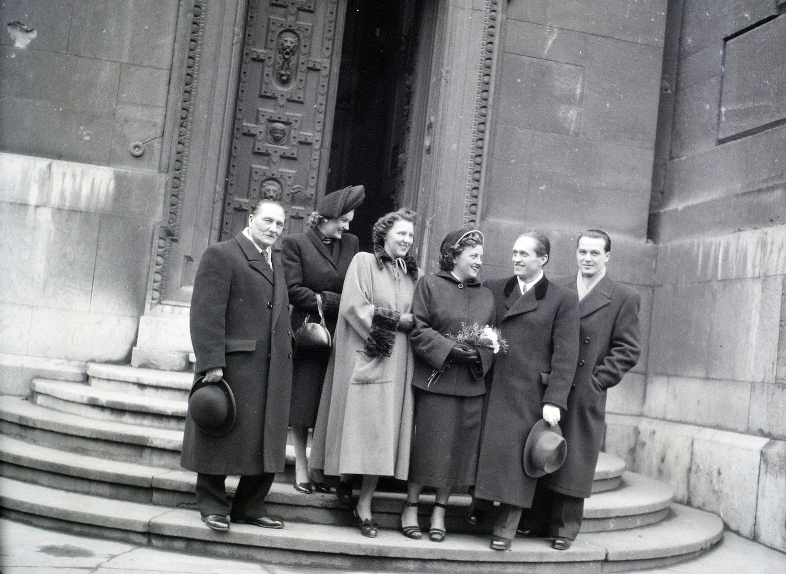 Hungary, Budapest V., Szent István tér, a Szent István-bazilika egyik északi oldalbejárata., 1948, Hámori Gyula, Budapest, hat, lady, gentleman, tableau, winter coat, Fortepan #104886