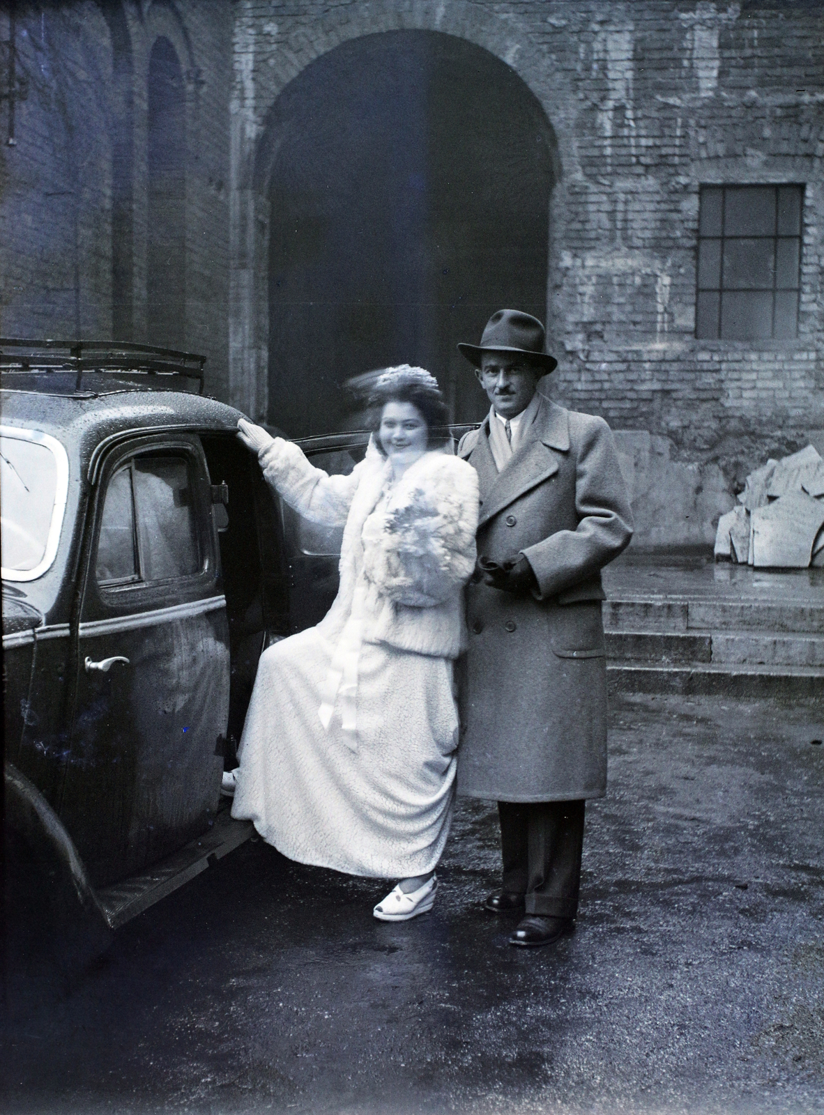 Hungary, Budapest VII., Dohány utca, a felvétel a zsinagóga udvarán készült., 1948, Hámori Gyula, Budapest, entering the car, bride, groom, Fortepan #104887