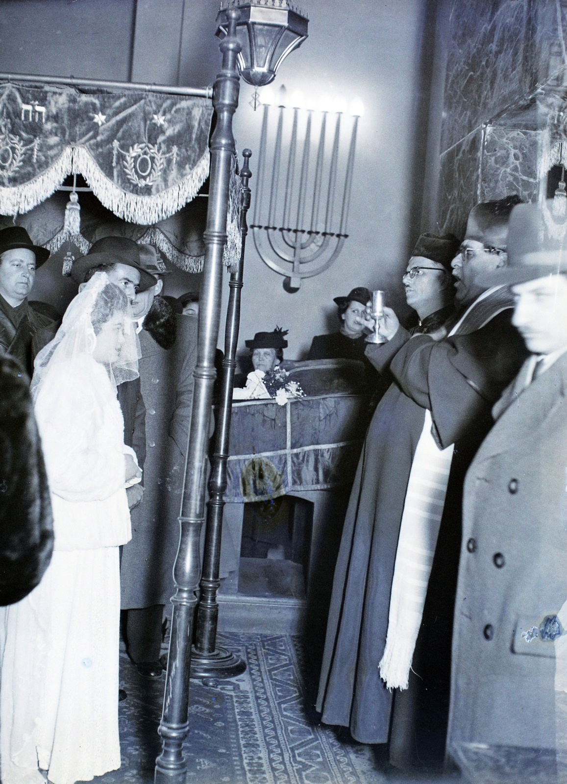 Hungary, Budapest VII., Dohány utca, Hősök temploma., 1948, Hámori Gyula, wedding ceremony, synagogue, bride, judaism, Budapest, Hebrew script, menorah, Fortepan #104888