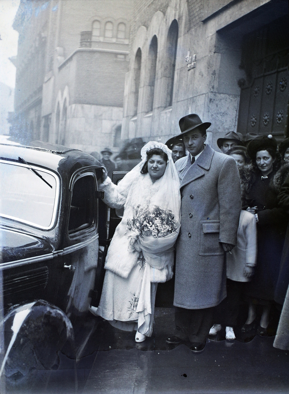 Hungary, Budapest VII., Kazinczy utca, a felvétel a zsinagóga melletti orthodox központ bejáratánál készült., 1948, Hámori Gyula, Budapest, entering the car, bride, groom, Fortepan #104889