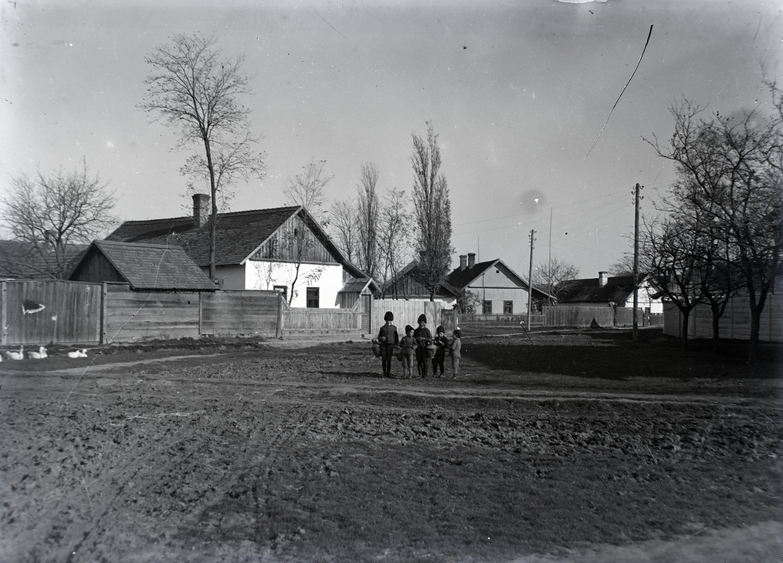 1932, Kurutz Márton, village, tableau, street view, folk costume, lath fence, mud, Fortepan #10489
