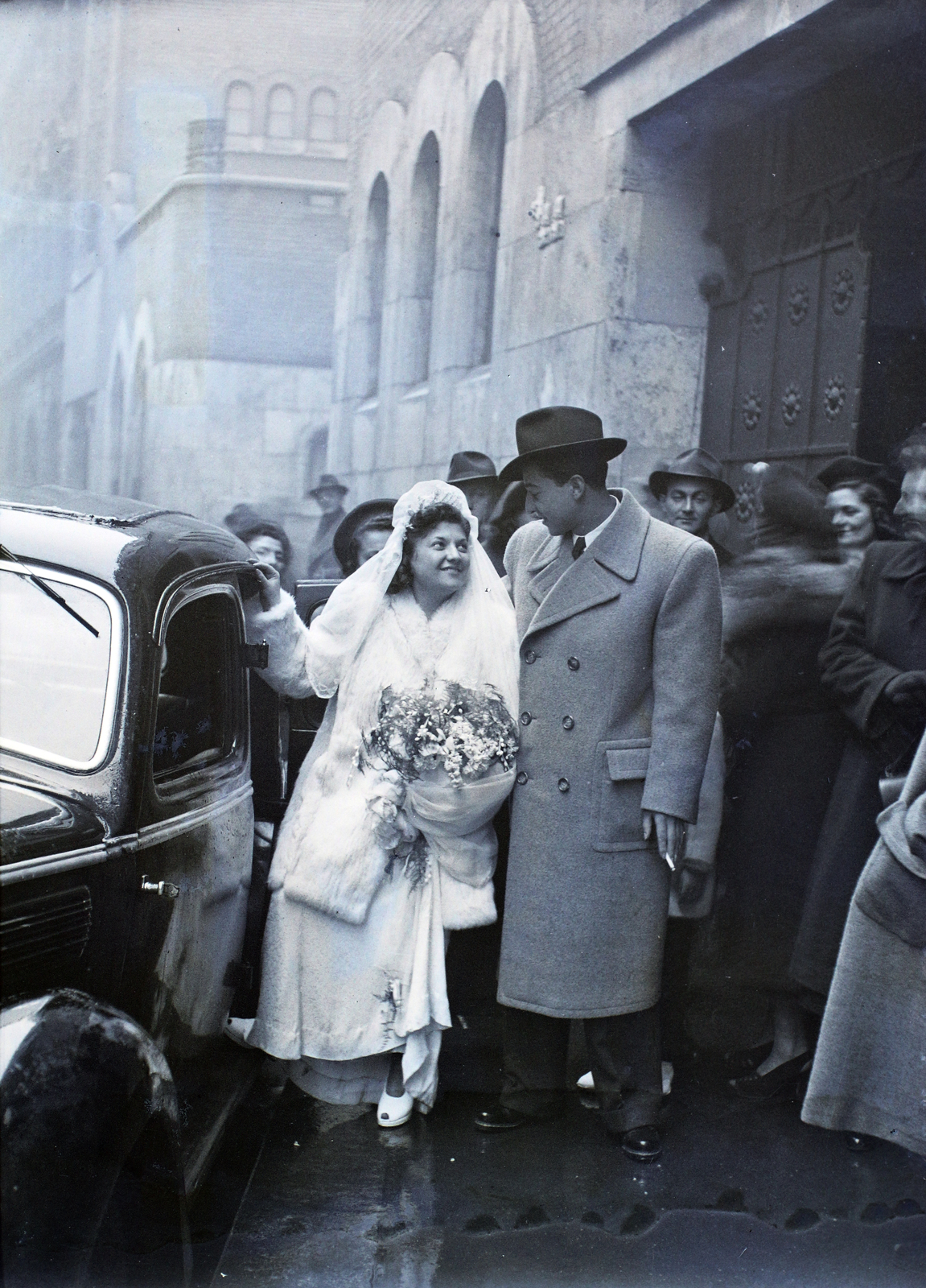 Hungary, Budapest VII., Kazinczy utca, a felvétel a zsinagóga melletti orthodox központ bejáratánál készült., 1948, Hámori Gyula, Budapest, entering the car, bride, groom, Fortepan #104891