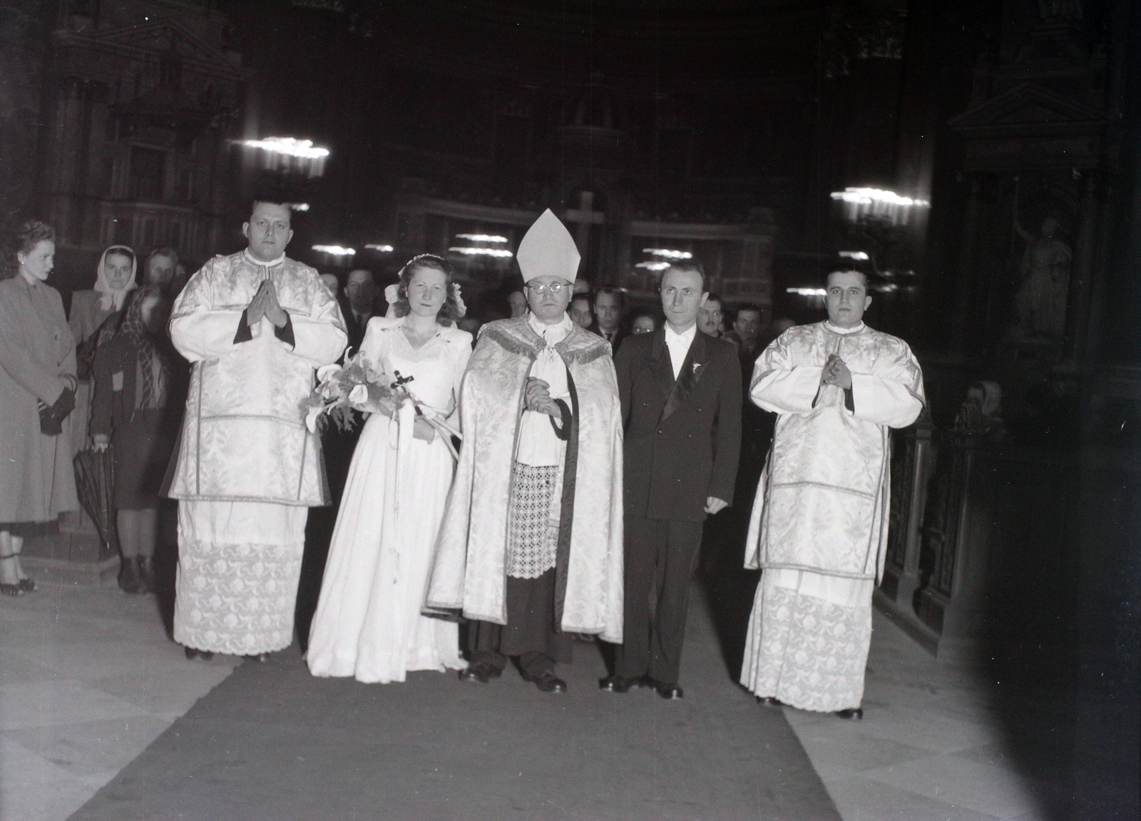 Hungary, Budapest V., Szent István tér, Szent István-bazilika., 1948, Hámori Gyula, wedding ceremony, priest, bride, groom, church interior, Budapest, Fortepan #104894